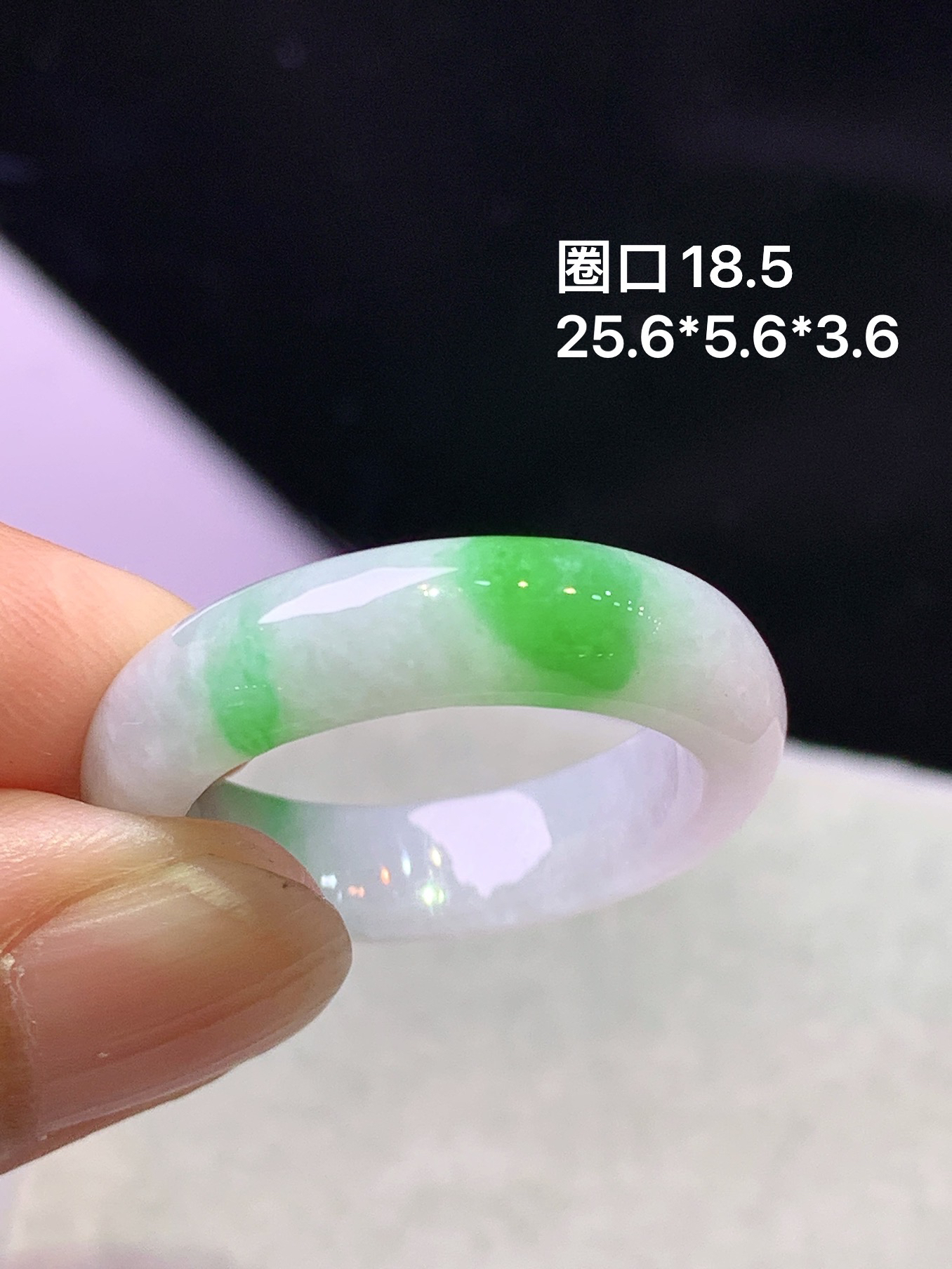 飘绿指环 玉质细腻 色泽艳丽清新 圈口18.5 整体尺寸25.6*5.6*3.6 w1