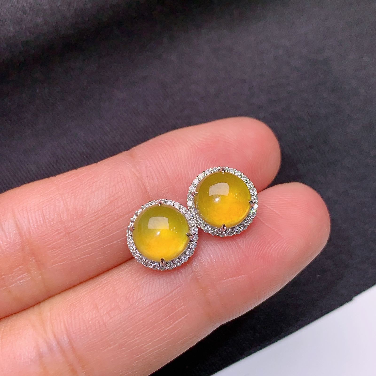 冰黄翡蛋面耳钉，18k金镶嵌，简约时尚，冰润鲜艳，种水足，尺寸7.6*7.3*3.3