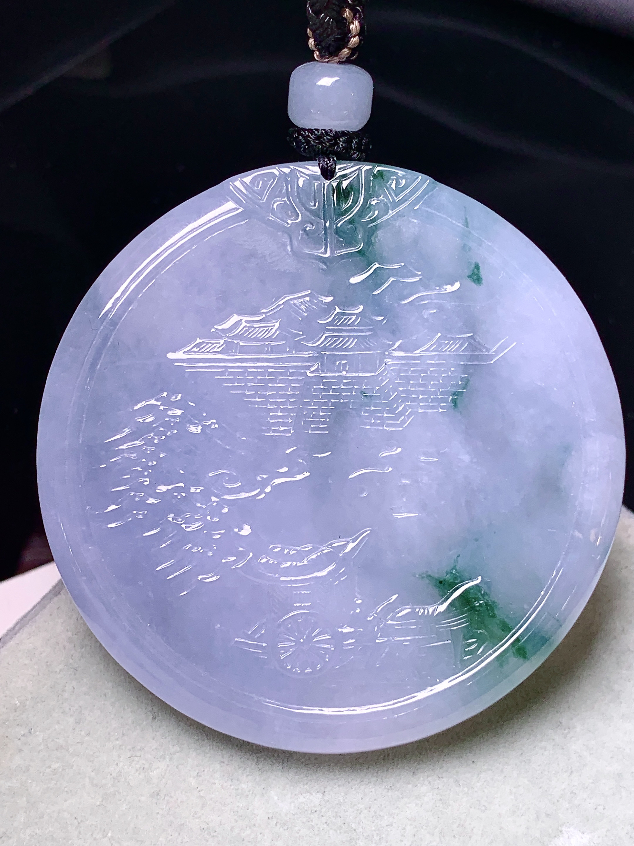 紫罗兰飘绿山水圆牌吊坠 玉质细腻 色泽艳丽清新 整体尺寸52.8*6 a2