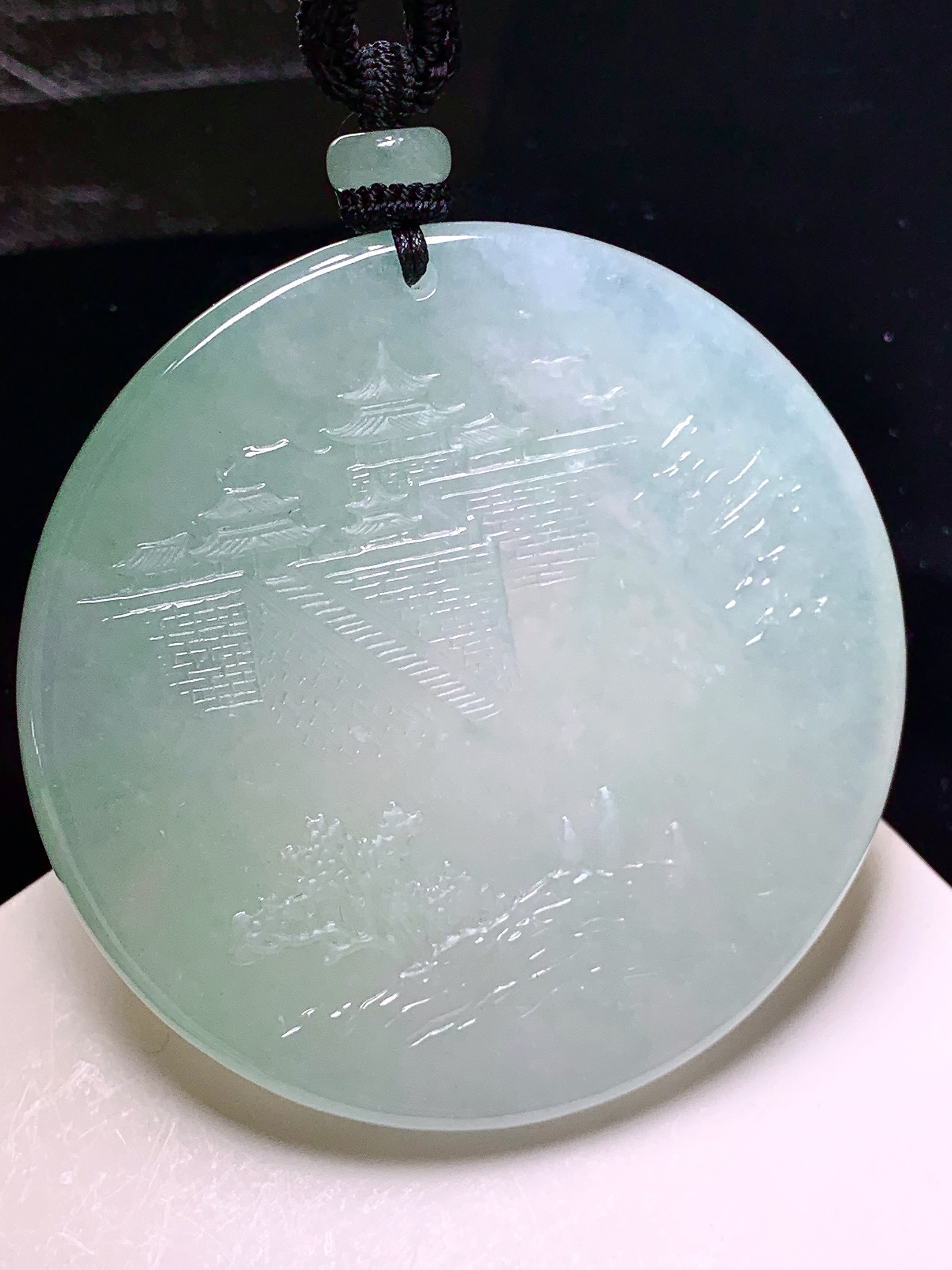 飘绿山水圆牌吊坠 玉质细腻 色泽艳丽清新 整体尺寸56.8*5.8 a2