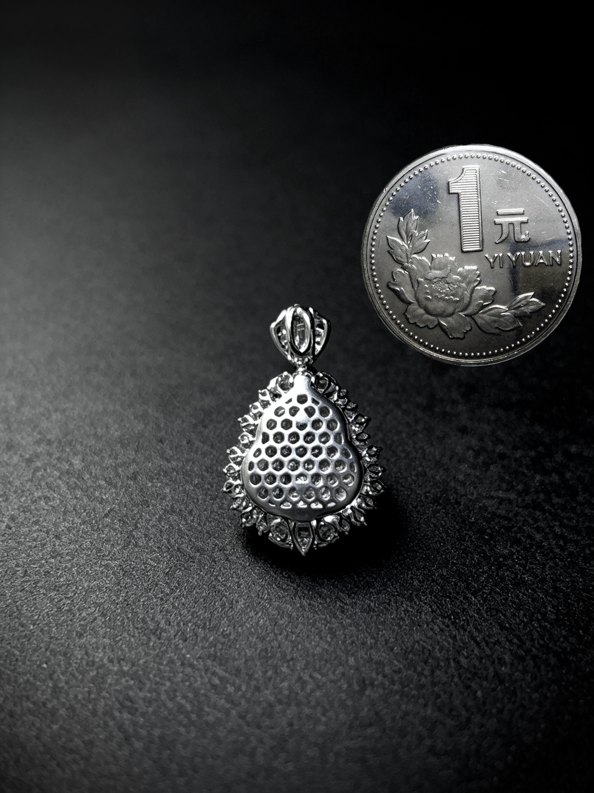 【福禄·葫芦】，茅台白高品质翡翠料子，
裸石14-13.5-4mm，
整体26.5-17.8-9.5m。4.56g，
18K金，南非钻，