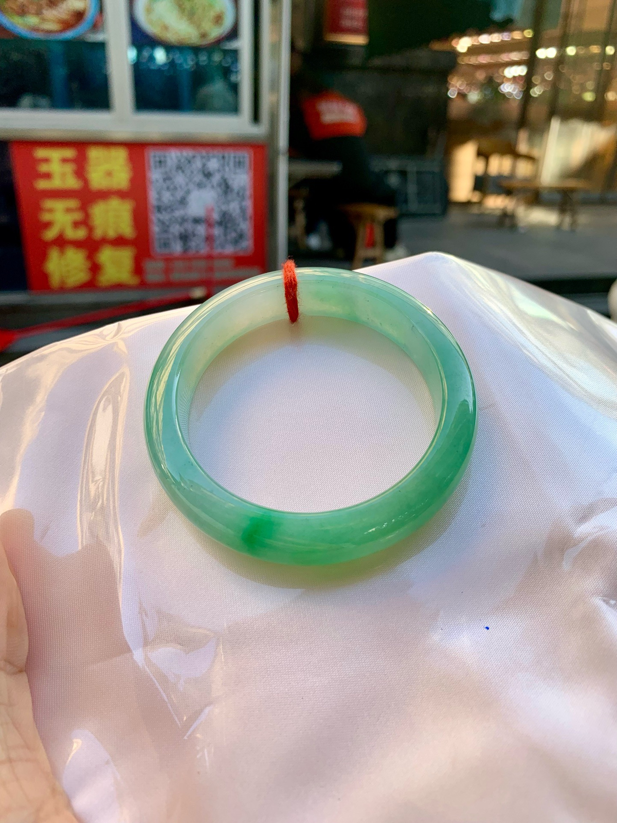 果绿正圈
52.8-7.9-12.1
1215-02X69
打灯细纹，不影响，底妆水润细腻，满圈果绿底色清爽 甜美，底妆有点矿点