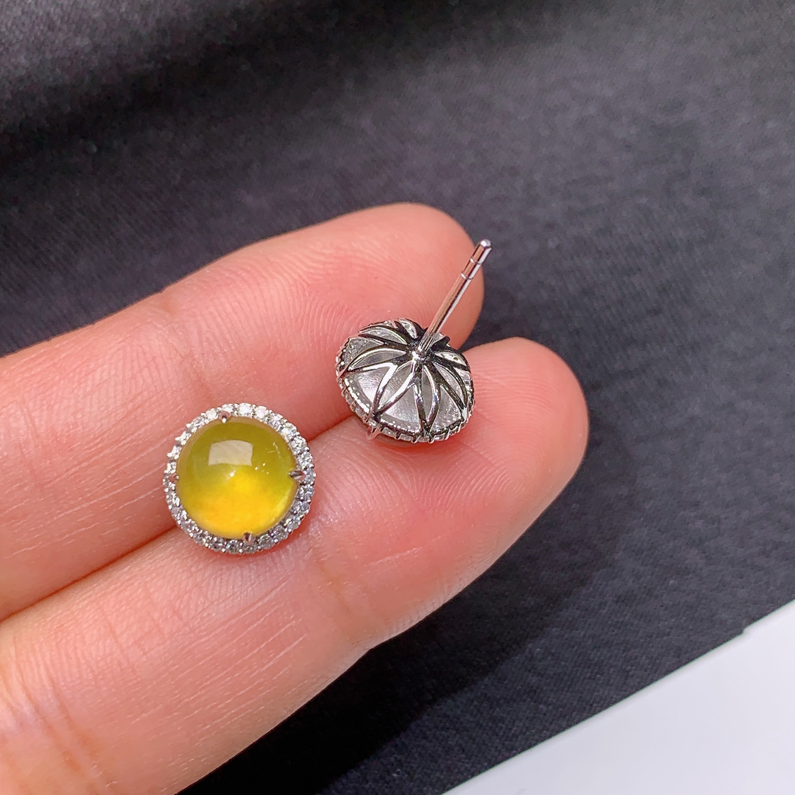 冰黄翡蛋面耳钉，18k金镶嵌，简约时尚，冰润鲜艳，种水足，尺寸7.6*7.3*3.3