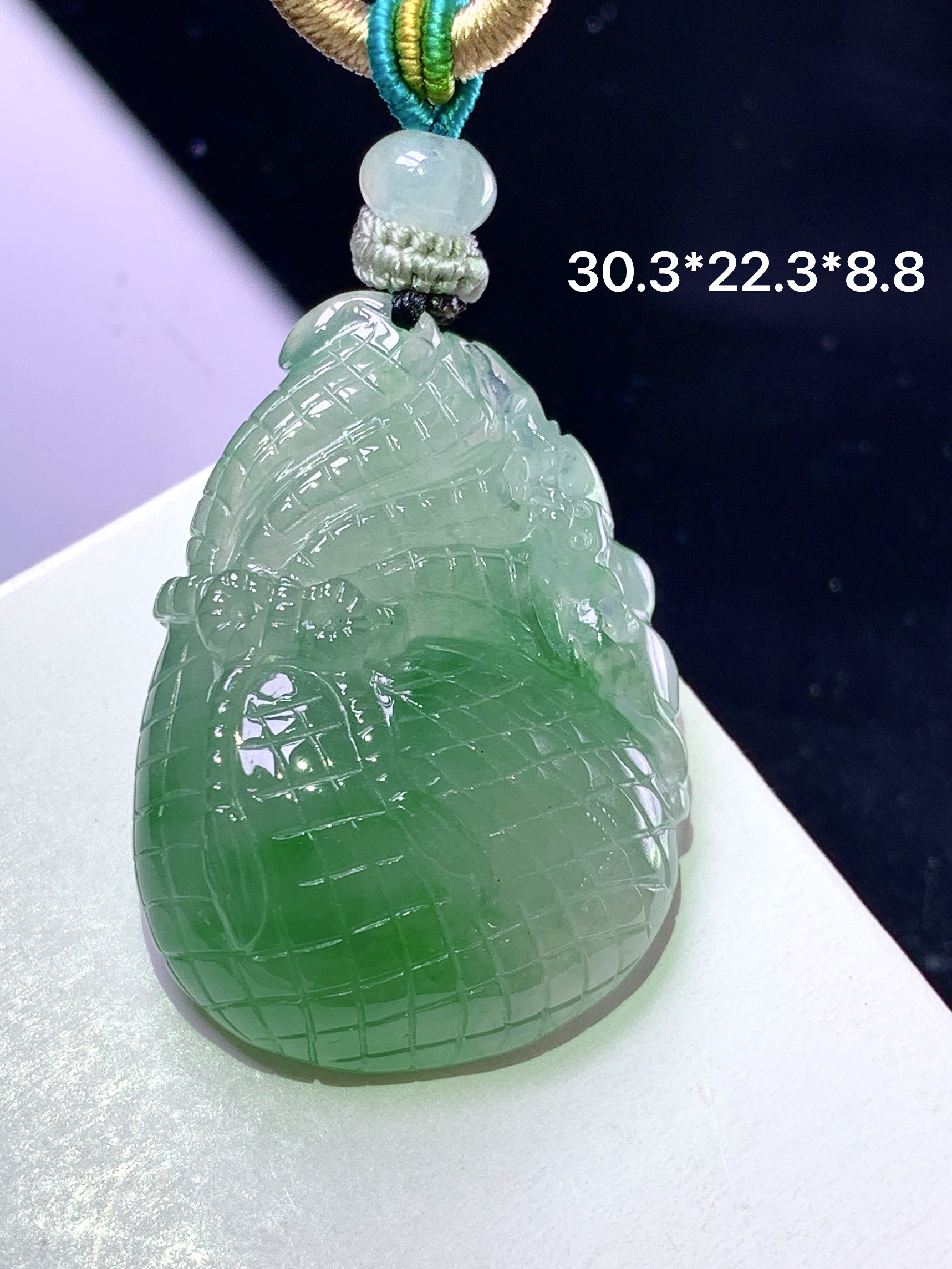 飘绿钱袋吊坠 玉质细腻 色泽艳丽清新 整体尺寸30.3*22.3*8.8 w1