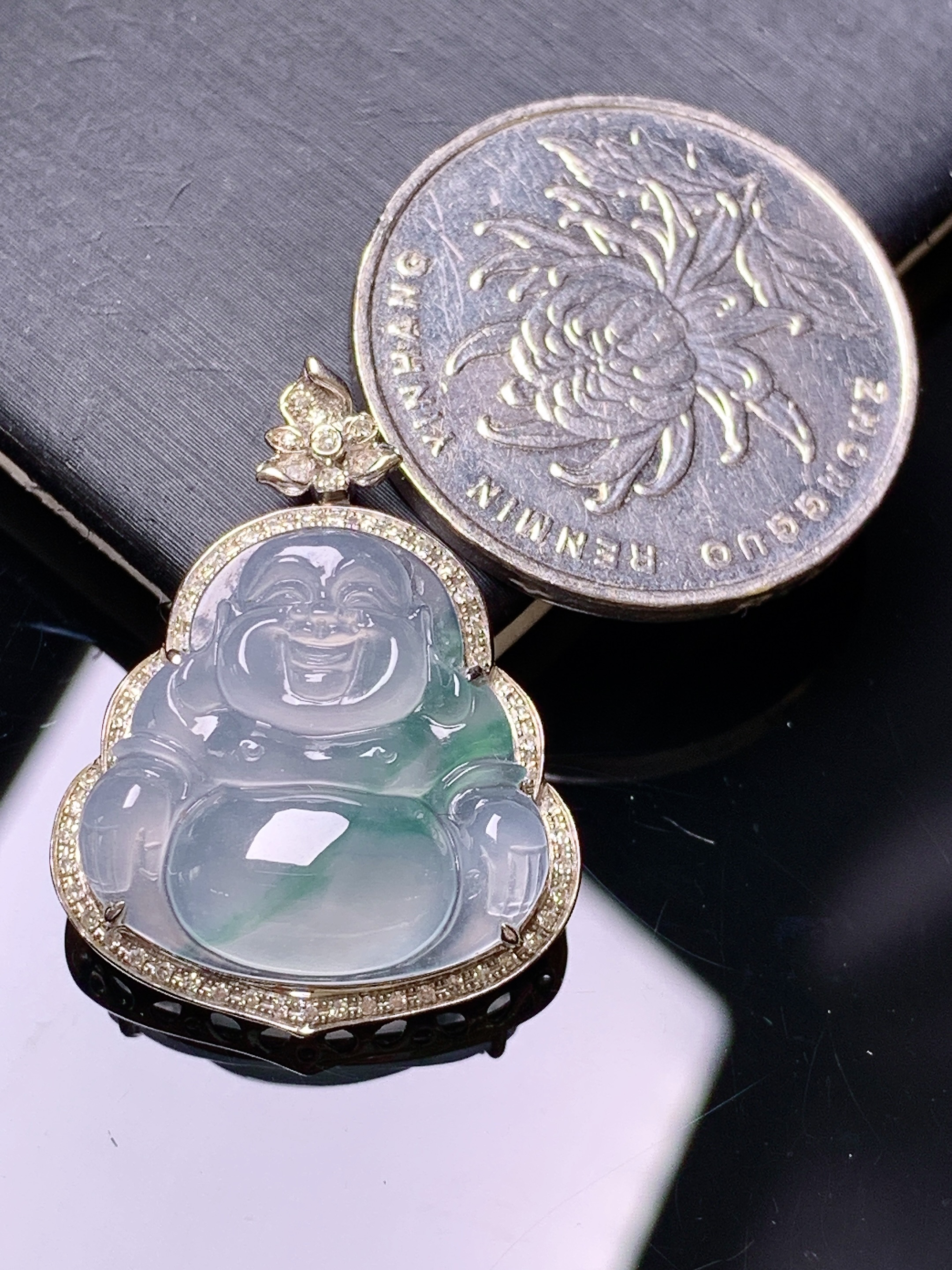 18金钻镶嵌冰种飘绿佛公吊坠 玉质细腻 色泽艳丽清新 整体尺寸27.3*21.3*7.3  s2