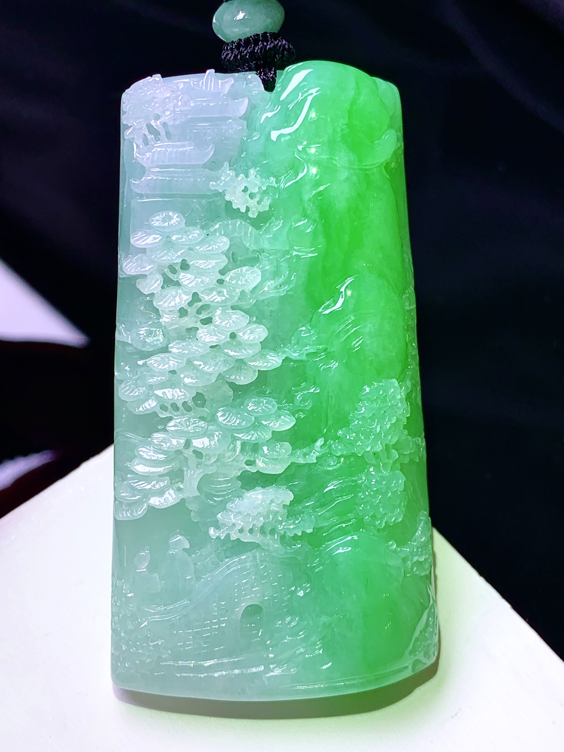 飘阳绿山水牌子吊坠 玉质细腻 色泽艳丽清新 整体尺寸59.2*31.5*9.5 w1