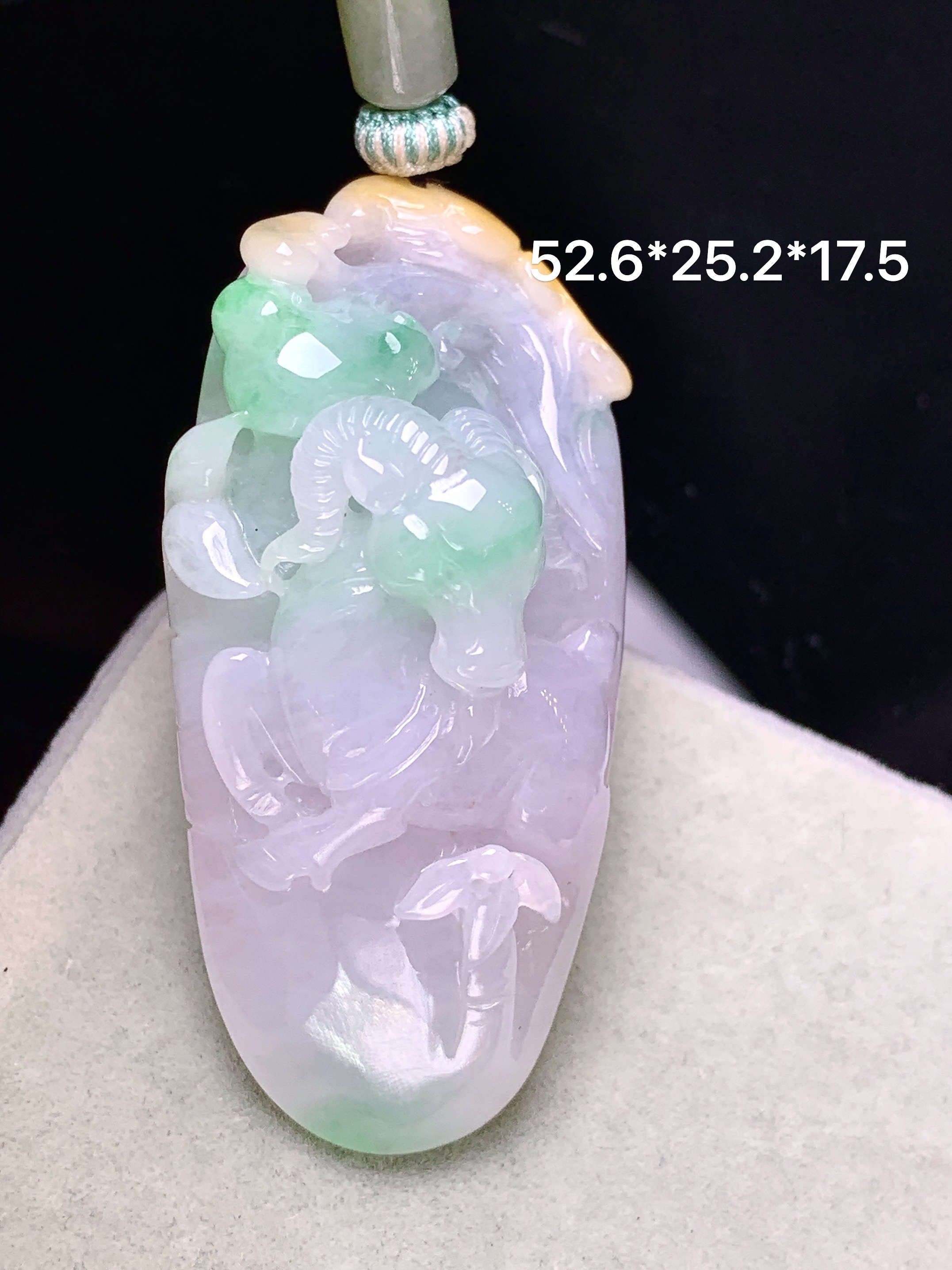 飘黄绿翡生肖羊吊坠 玉质细腻 色泽艳丽清新 整体尺寸52.6*25.2*17.5 a5