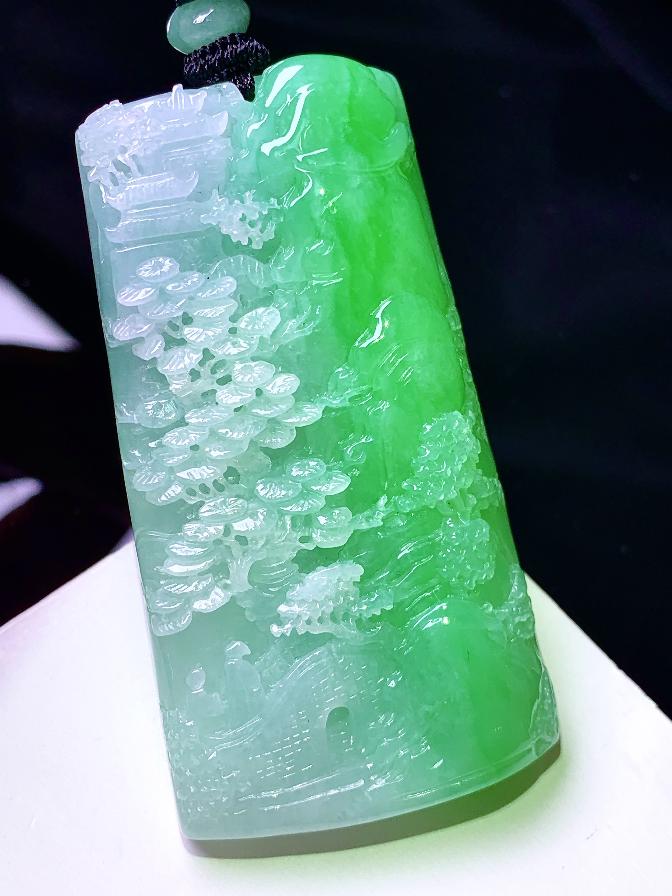 飘阳绿山水牌子吊坠 玉质细腻 色泽艳丽清新 整体尺寸59.2*31.5*9.5 w1