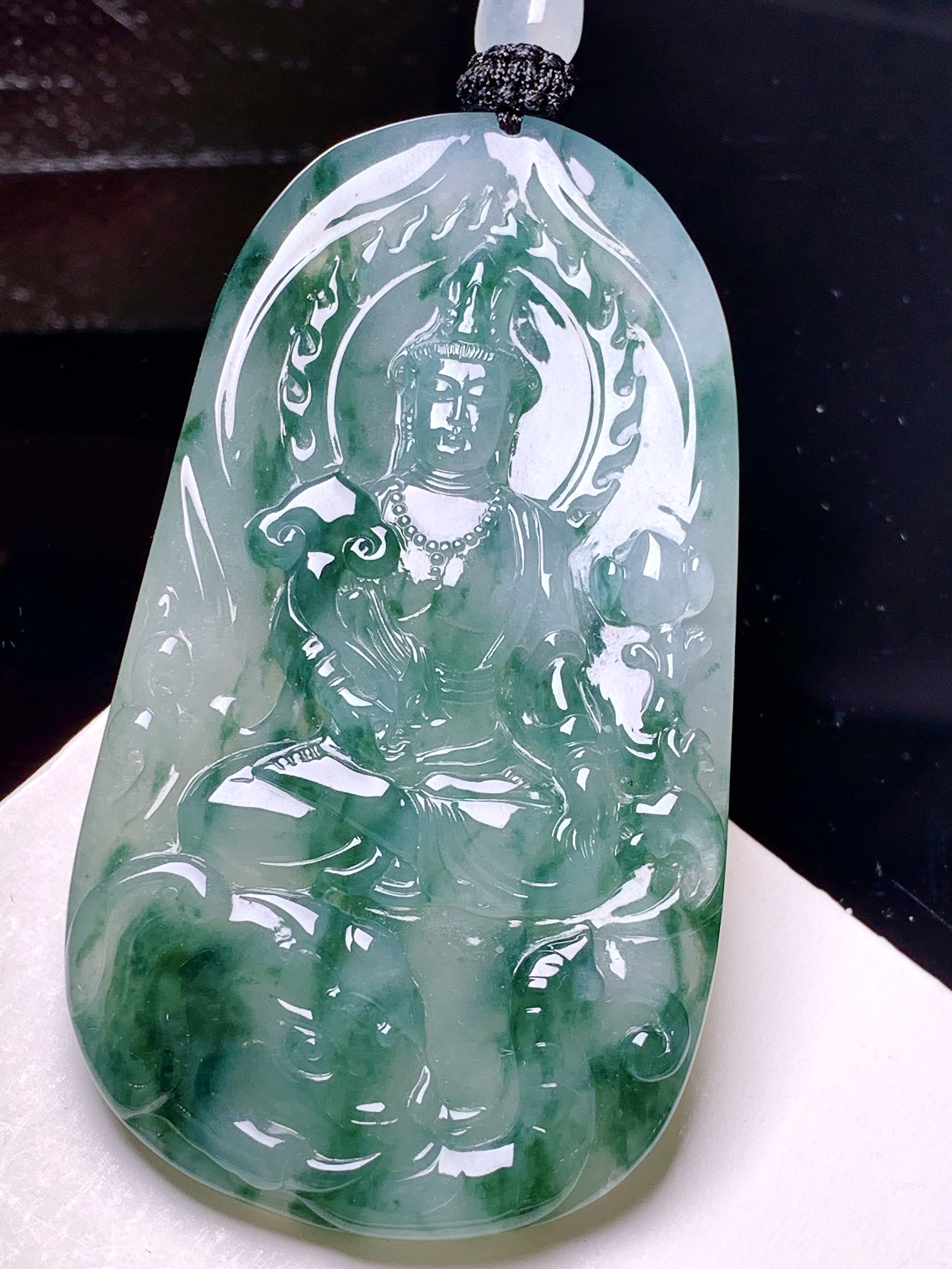飘绿观音菩萨吊坠 玉质细腻 色泽艳丽清新 整体尺寸70.2*39*6 a2