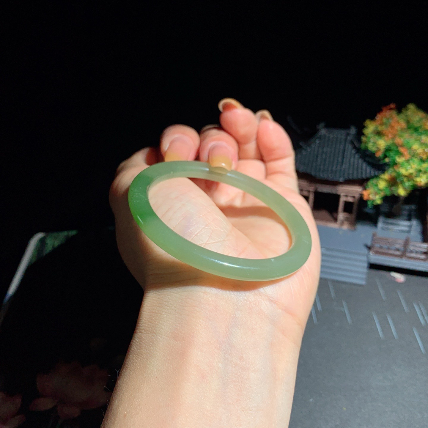 和田玉51圈翠青圆条手镯！玉质细腻油润 底色纯净 无纹裂 脂粉好，品质高。