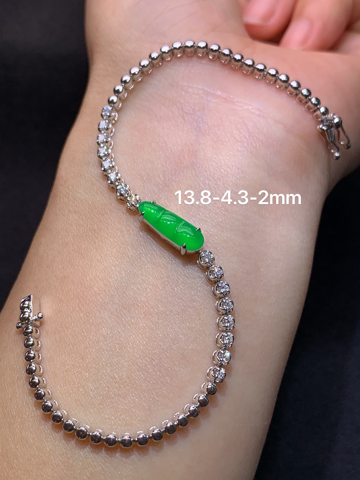 冰阳绿福豆手链，18k金镶嵌，简约时尚，冰润色阳，种水足，尺寸13.8*4.3*2 001