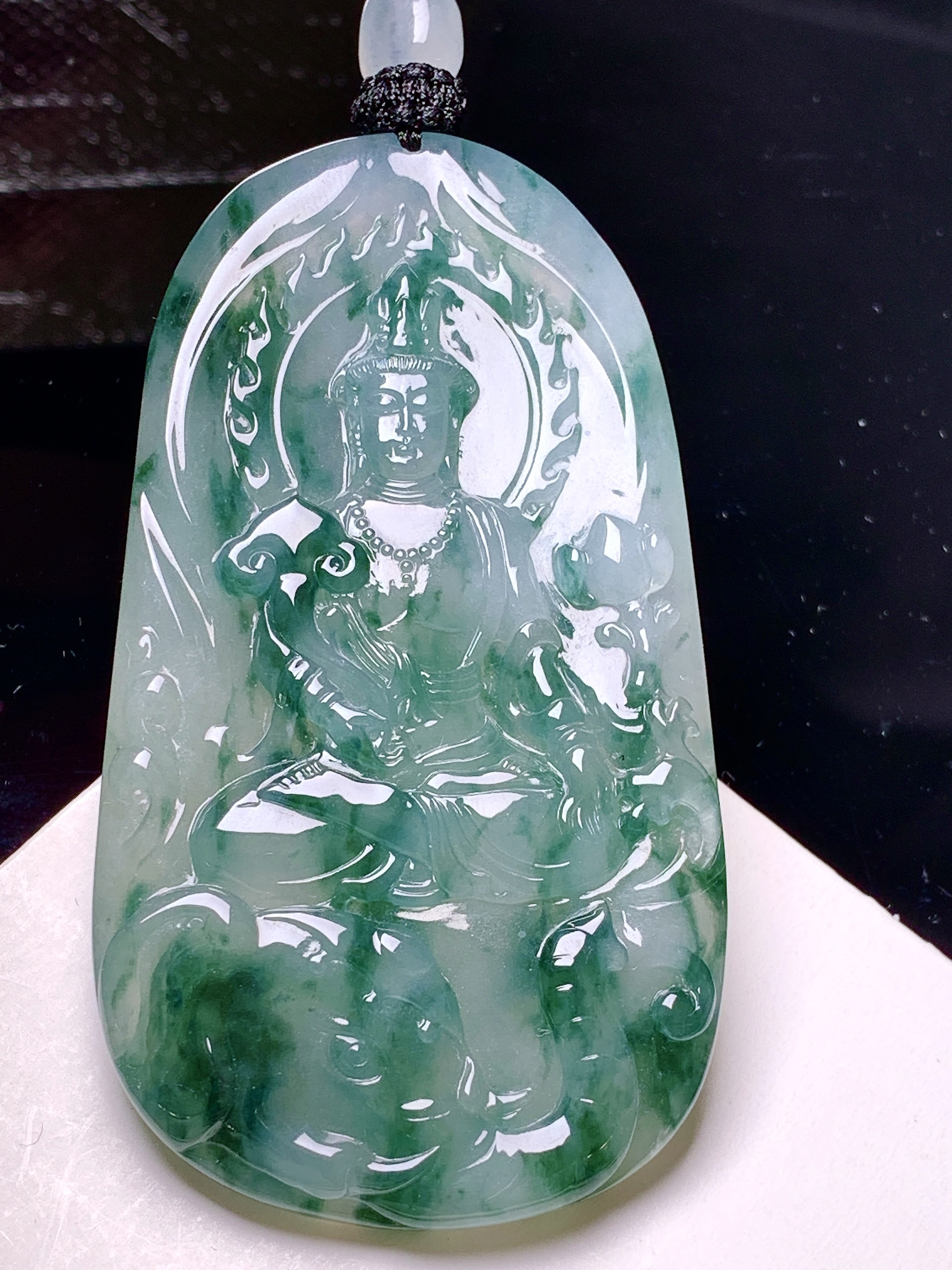 飘绿观音菩萨吊坠 玉质细腻 色泽艳丽清新 整体尺寸70.2*39*6 a2