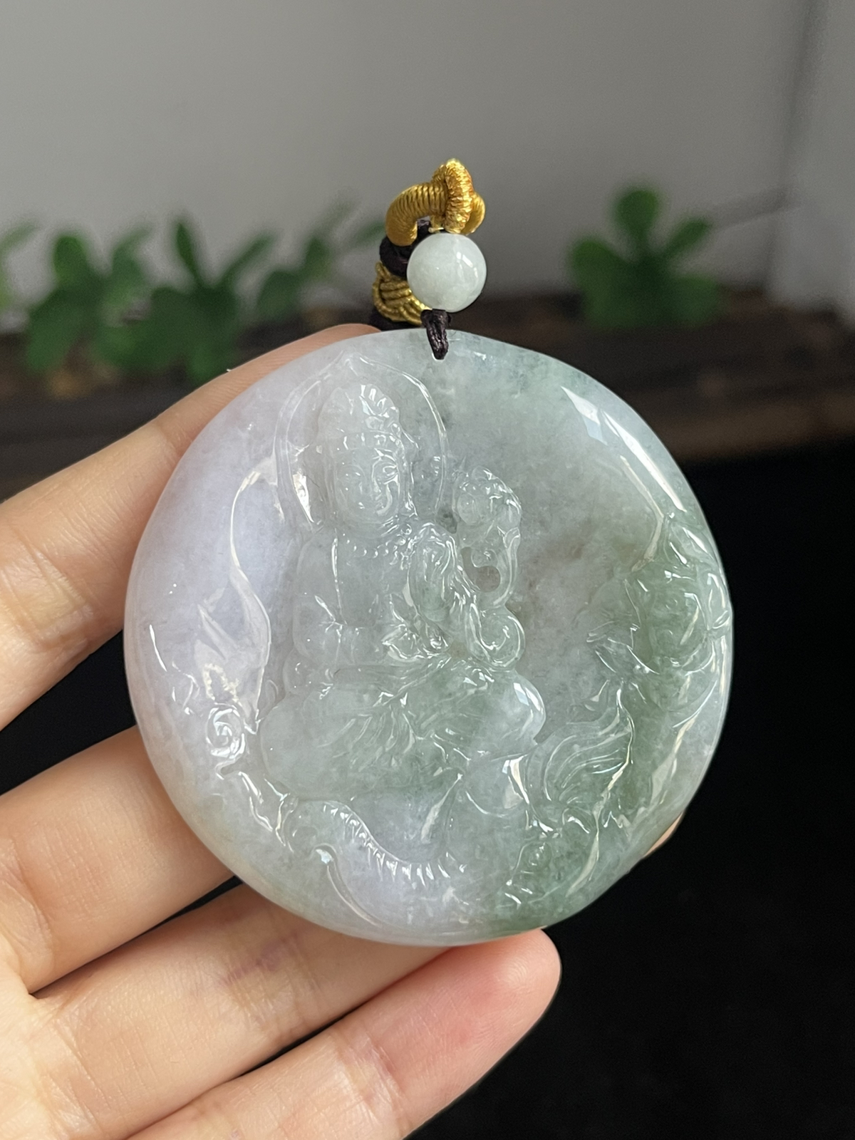 翡翠糯化种观音吊坠，配珠未测
