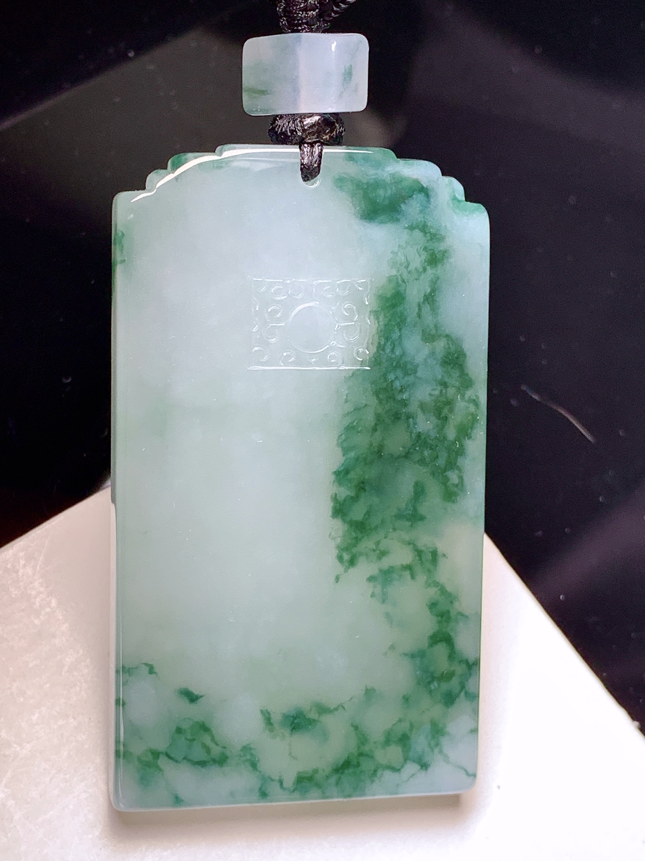 飘绿无事牌吊坠 玉质细腻 色泽艳丽清新 整体尺寸59.6*35.7*11 L1