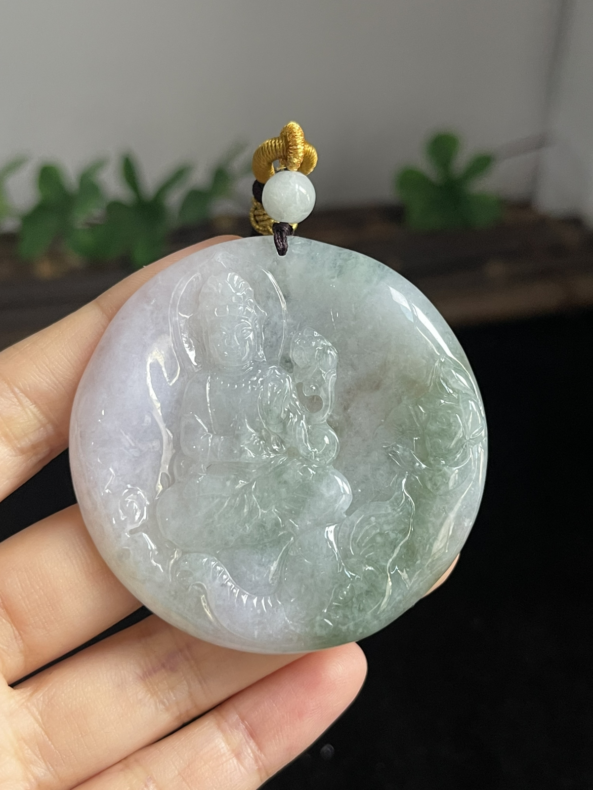 翡翠糯化种观音吊坠，配珠未测