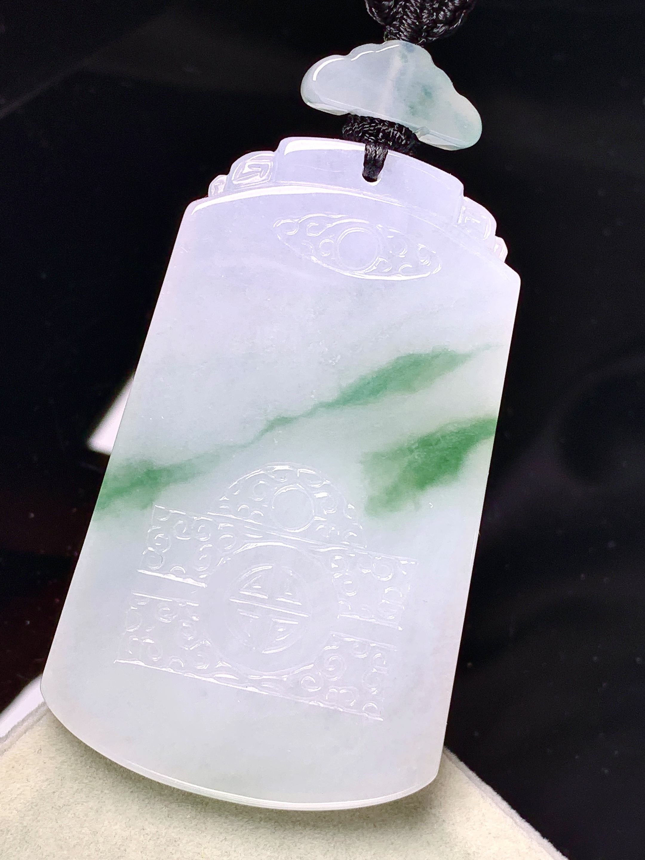 飘绿无事牌吊坠 玉质细腻 色泽艳丽清新 整体尺寸 63*40.3*10.6 L1