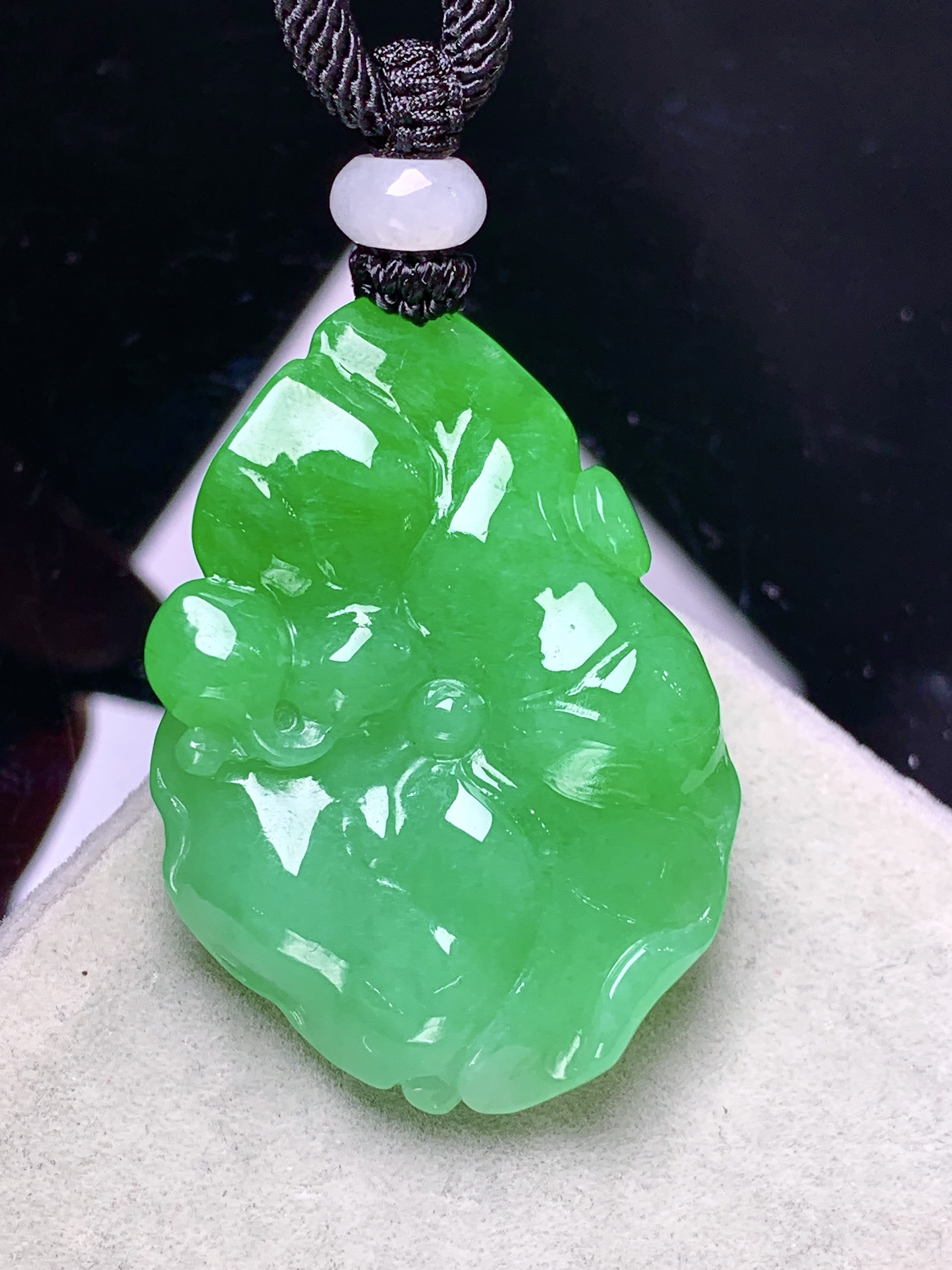 阳绿荷花吊坠 玉质细腻 色泽艳丽清新 整体尺寸38.5*27.5*11 a2
