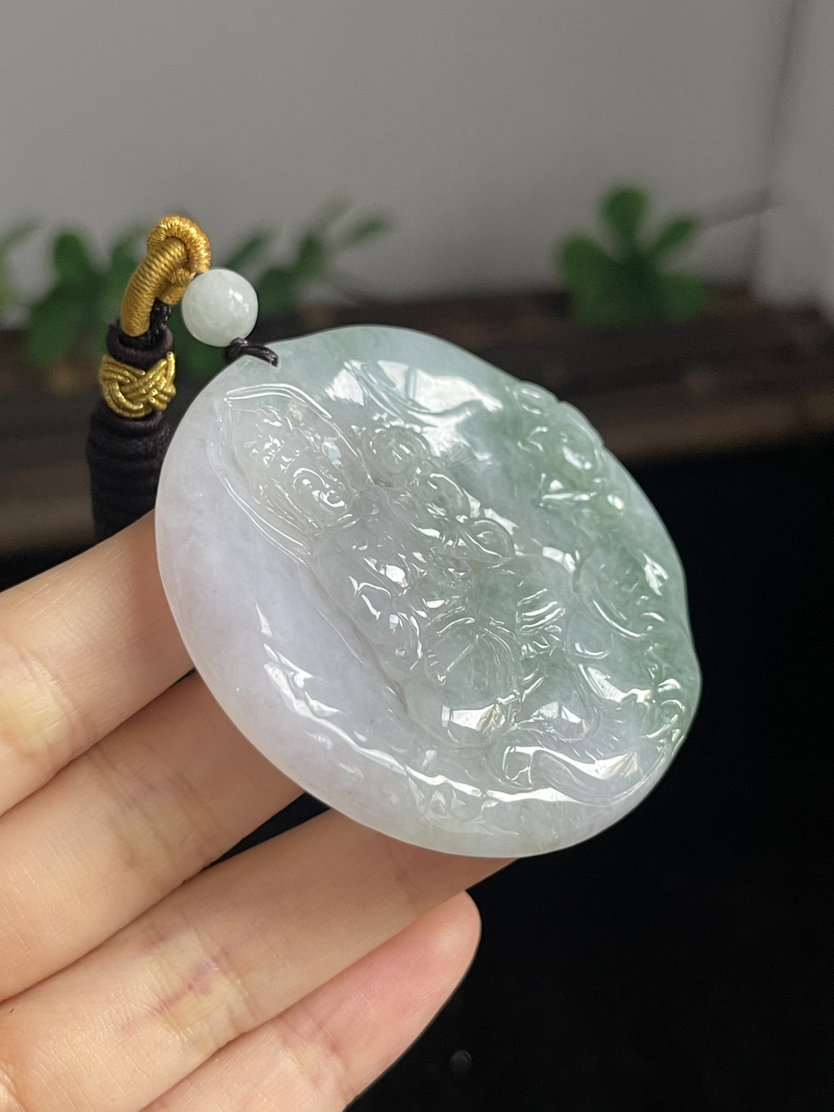 翡翠糯化种观音吊坠，配珠未测