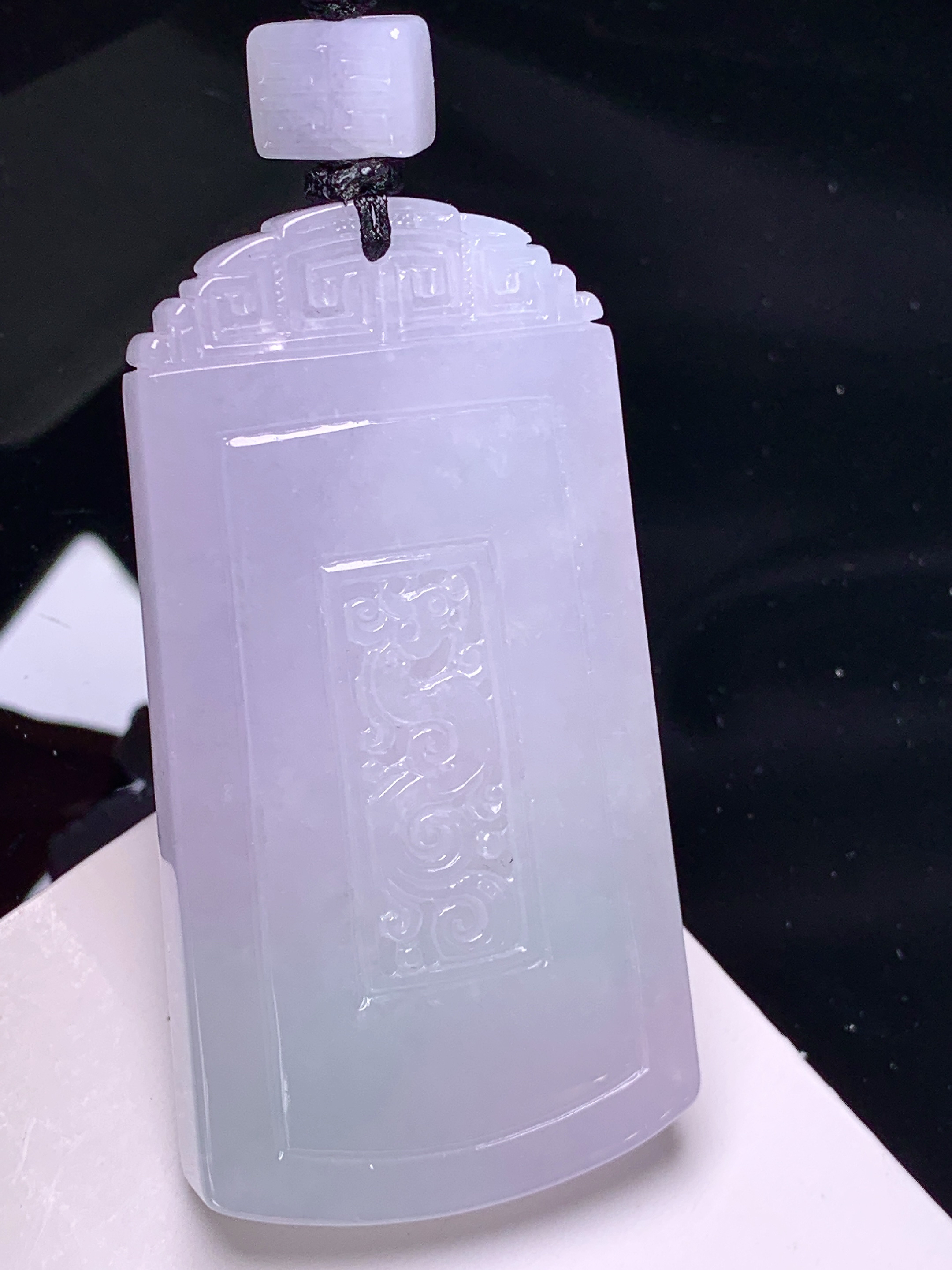 淡紫罗兰雕龙牌吊坠 玉质细腻 色泽艳丽清新 整体尺寸68.3*36.6*7.3 L1