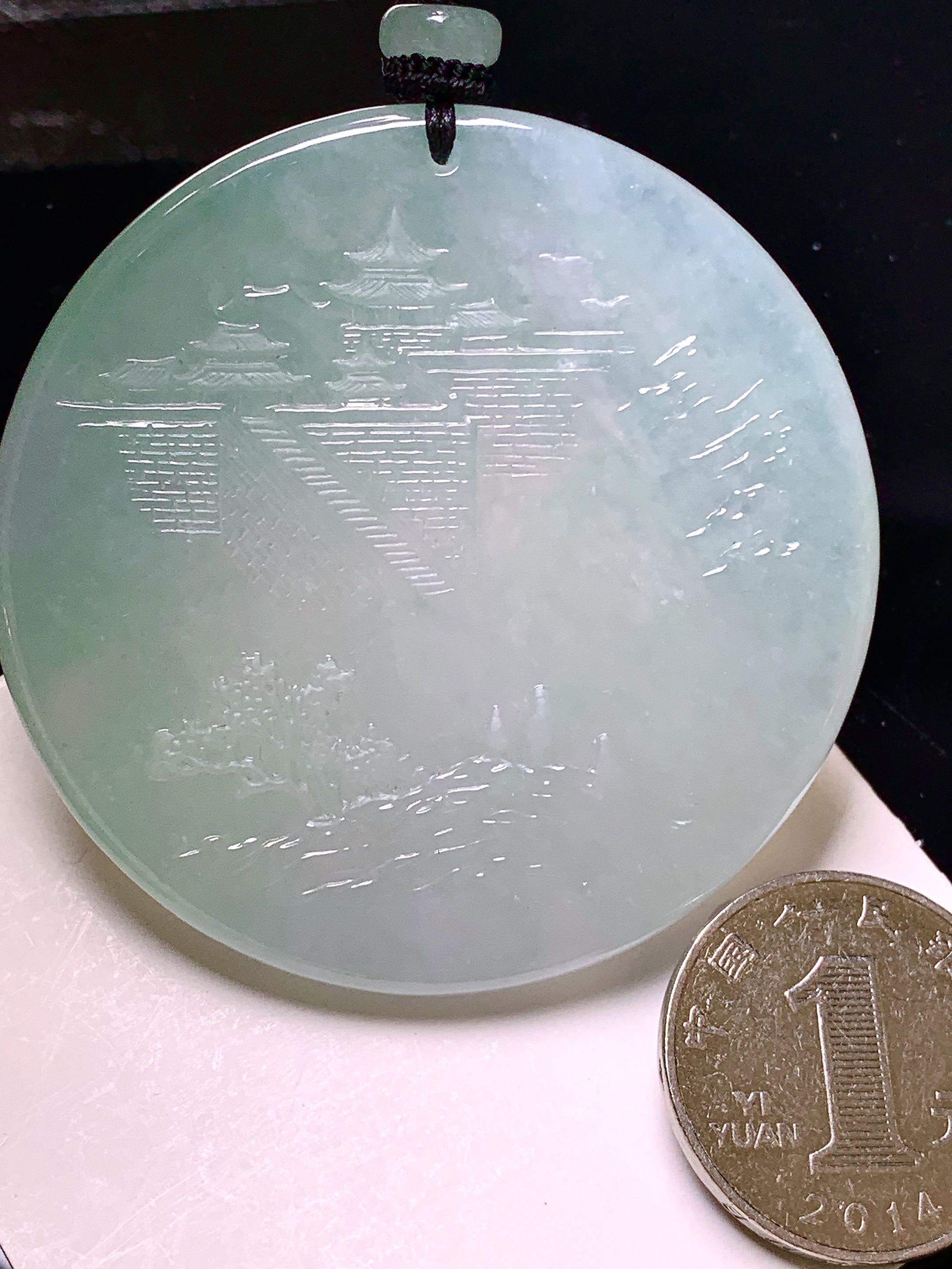 飘绿山水圆牌吊坠 玉质细腻 色泽艳丽清新 整体尺寸56.8*5.8 a2