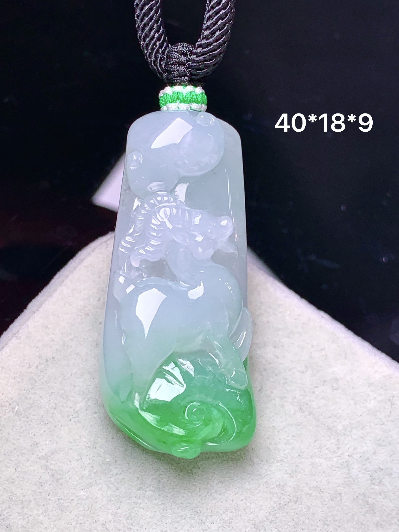飘绿生肖羊吊坠 玉质细腻 色泽艳丽清新 整体尺寸40*18*9 a2