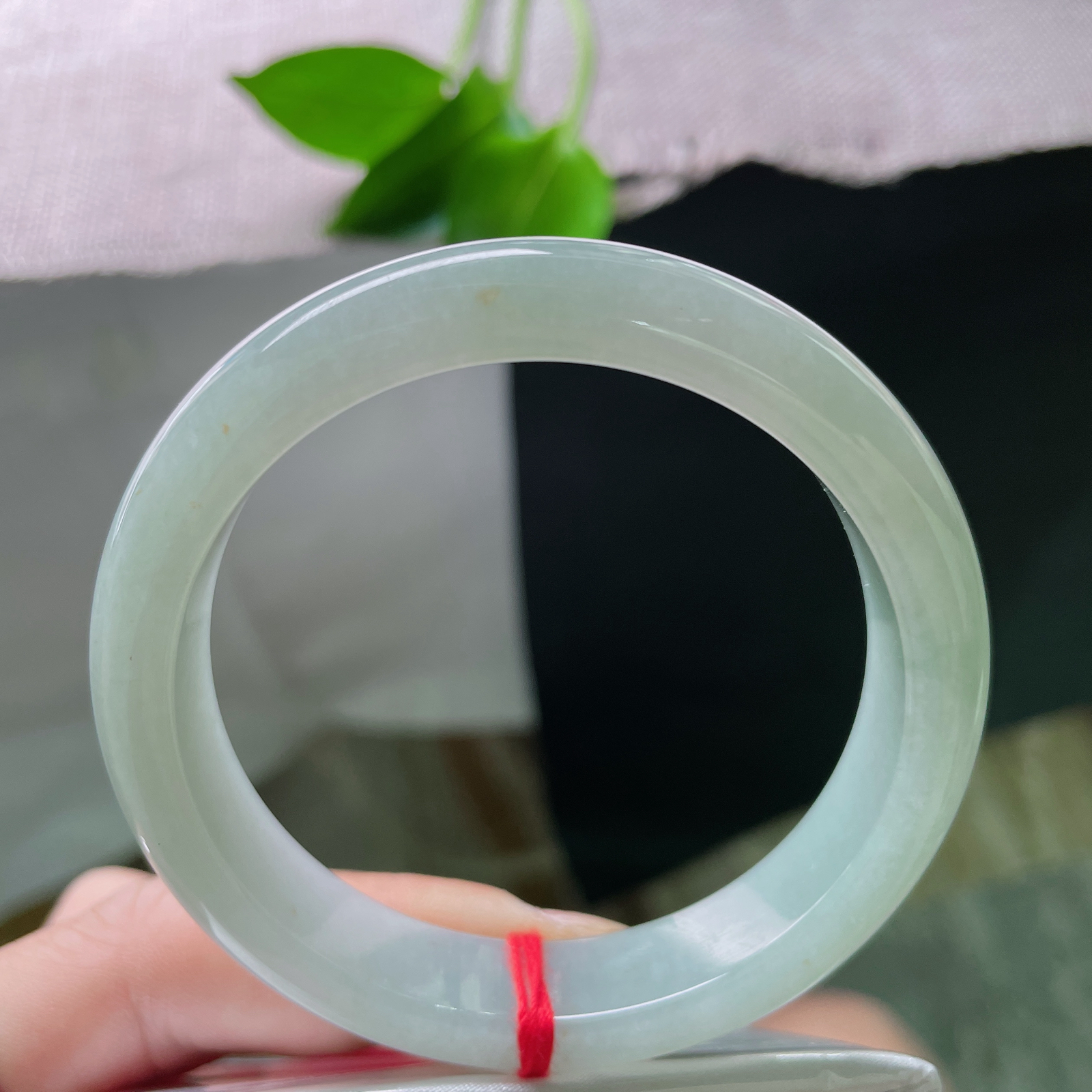 54.4/12/7.7，蓝底，水润，细腻，优雅，甜美，一点皮纹，ss54611a..