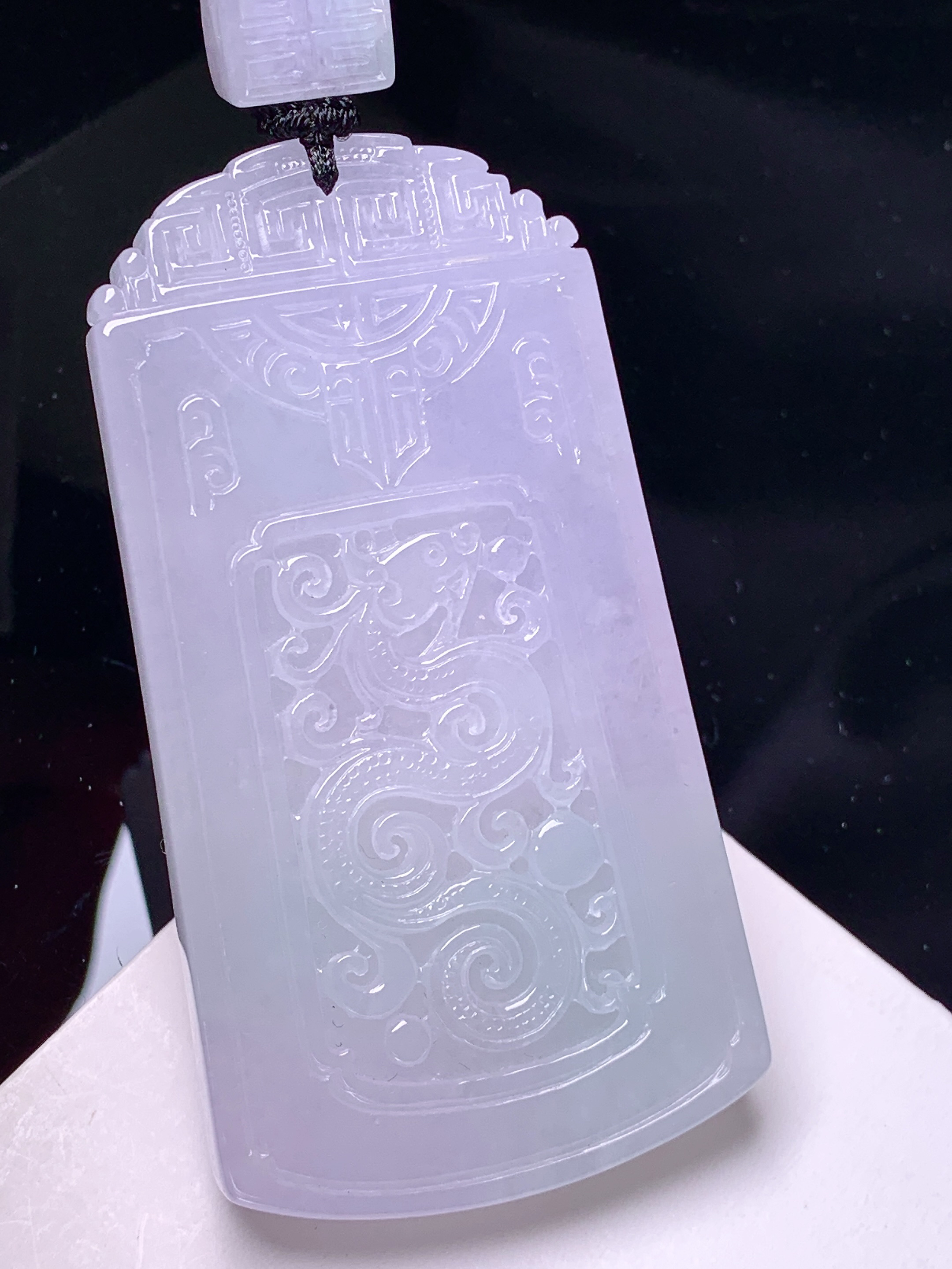 淡紫罗兰雕龙牌吊坠 玉质细腻 色泽艳丽清新 整体尺寸68.3*36.6*7.3 L1