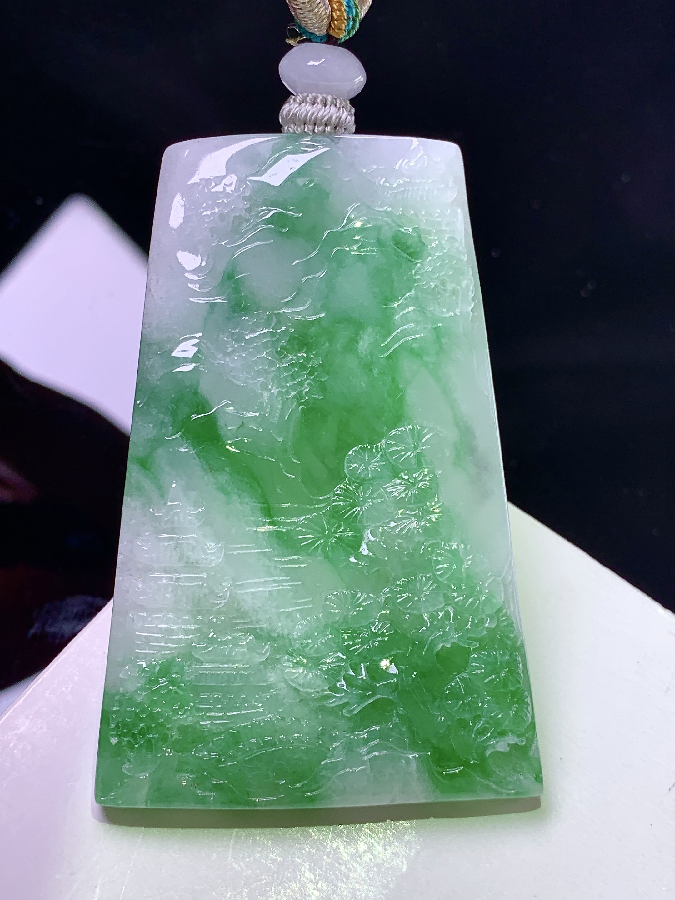 飘绿山水牌子吊坠 玉质细腻 色泽艳丽清新 整体尺寸52.2*33.5*4.8 w1