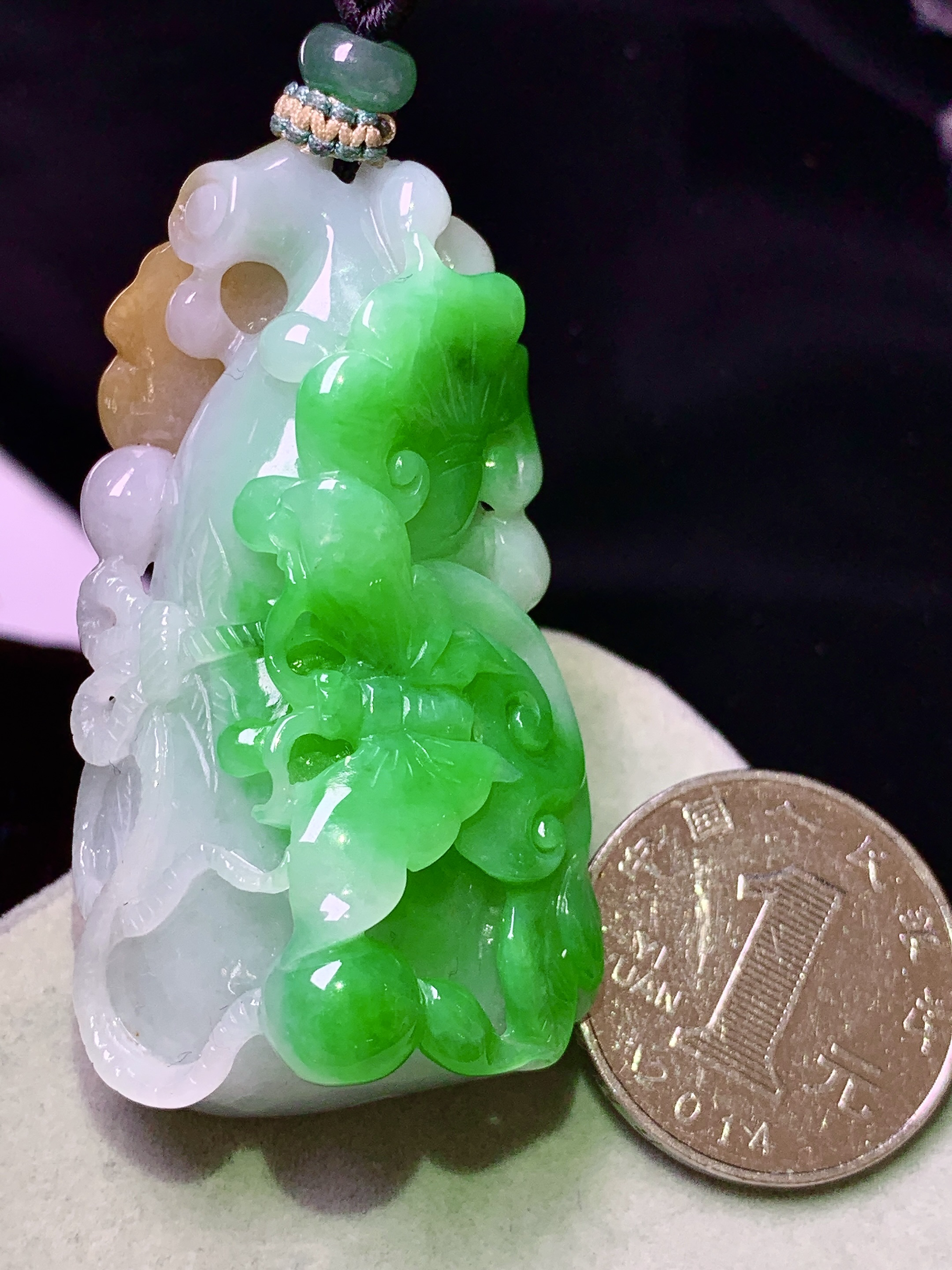 飘黄绿翡如意吊坠 玉质细腻 色泽艳丽清新 整体尺寸55.2*30*18.8 w1