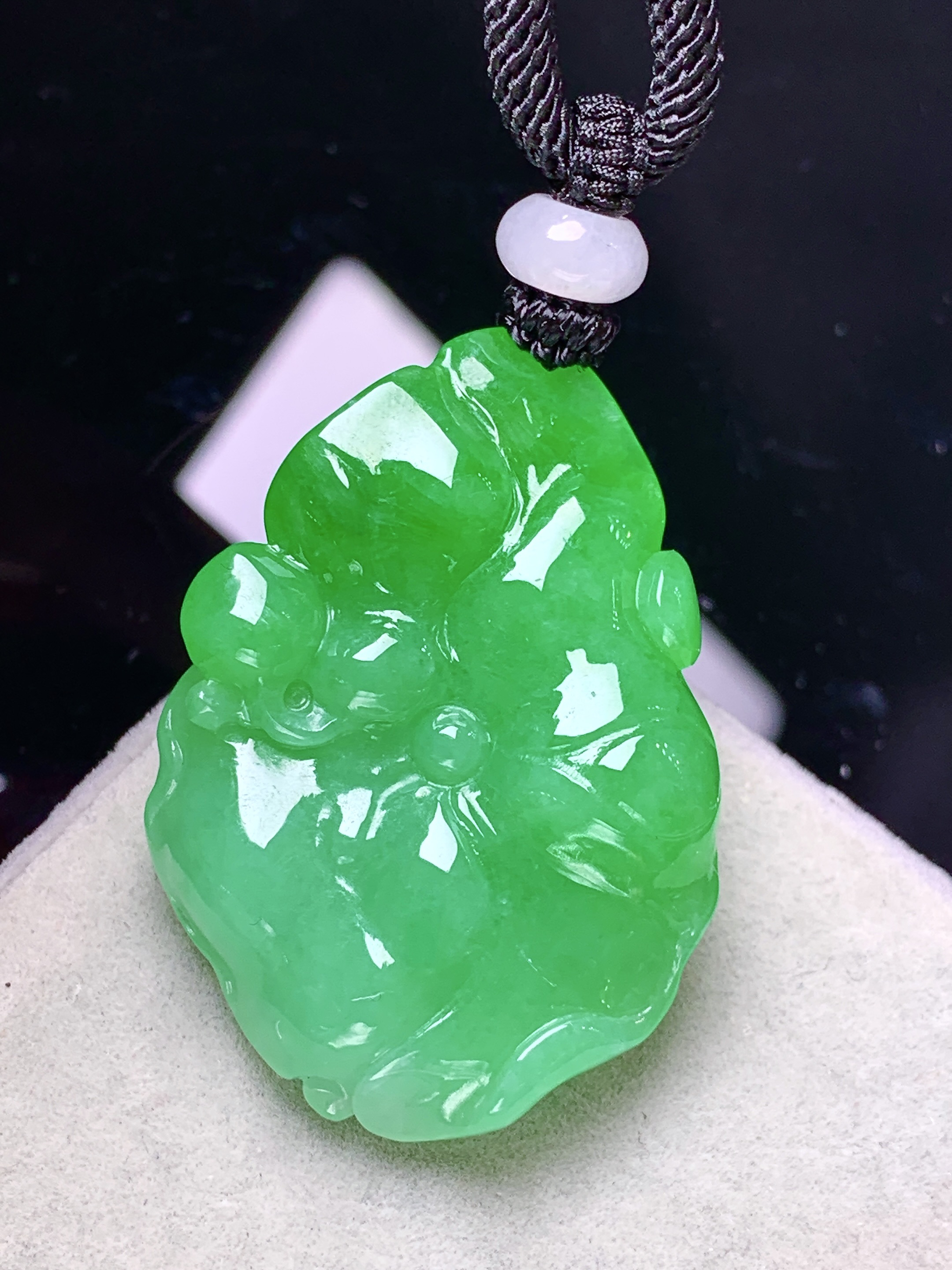 阳绿荷花吊坠 玉质细腻 色泽艳丽清新 整体尺寸38.5*27.5*11 a2