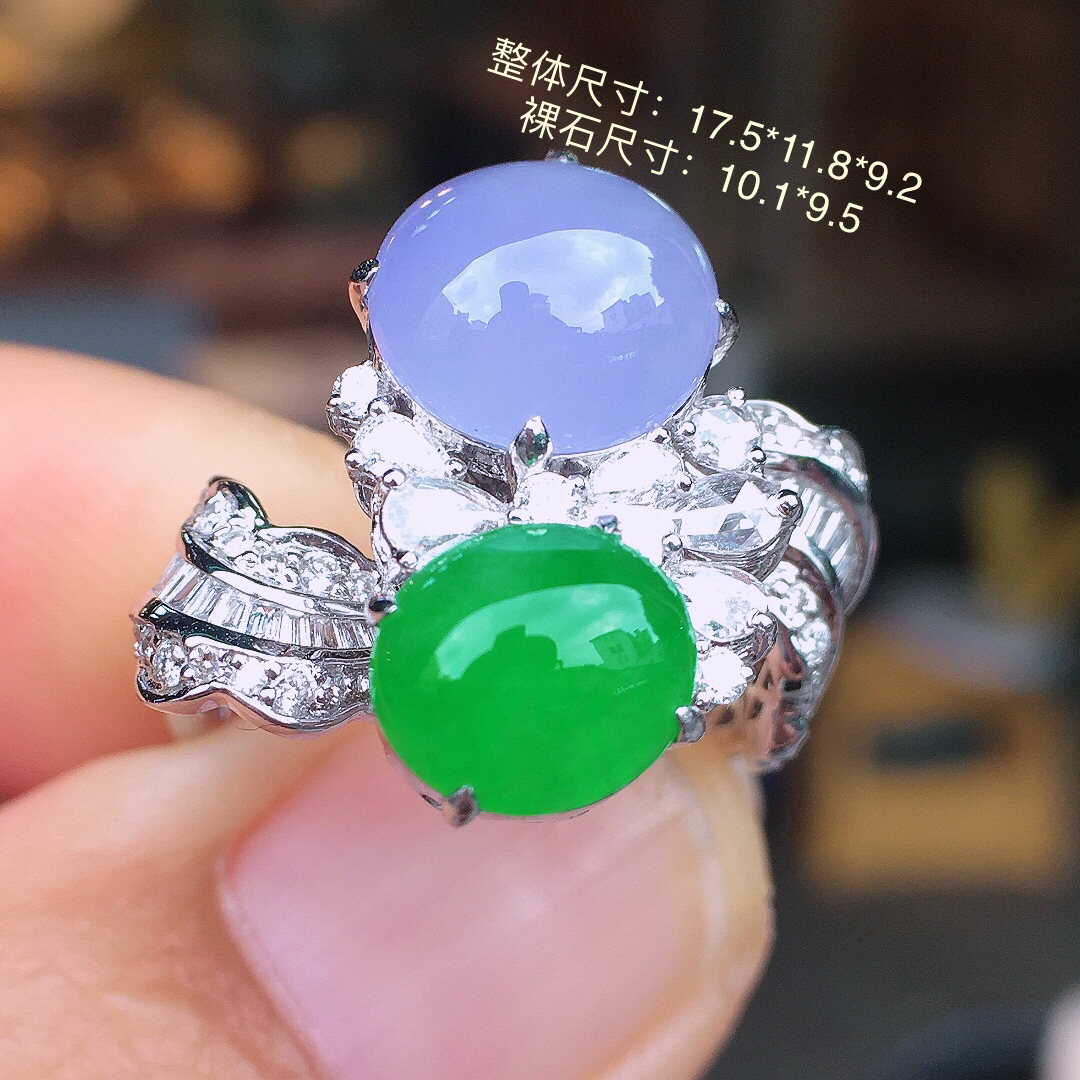 （紫+绿）二合一戒指，色泽均匀艳丽，玉质细腻，荧光感超
强，饱满圆润，简单大方，尽显优雅气质，18k
金豪华镶嵌