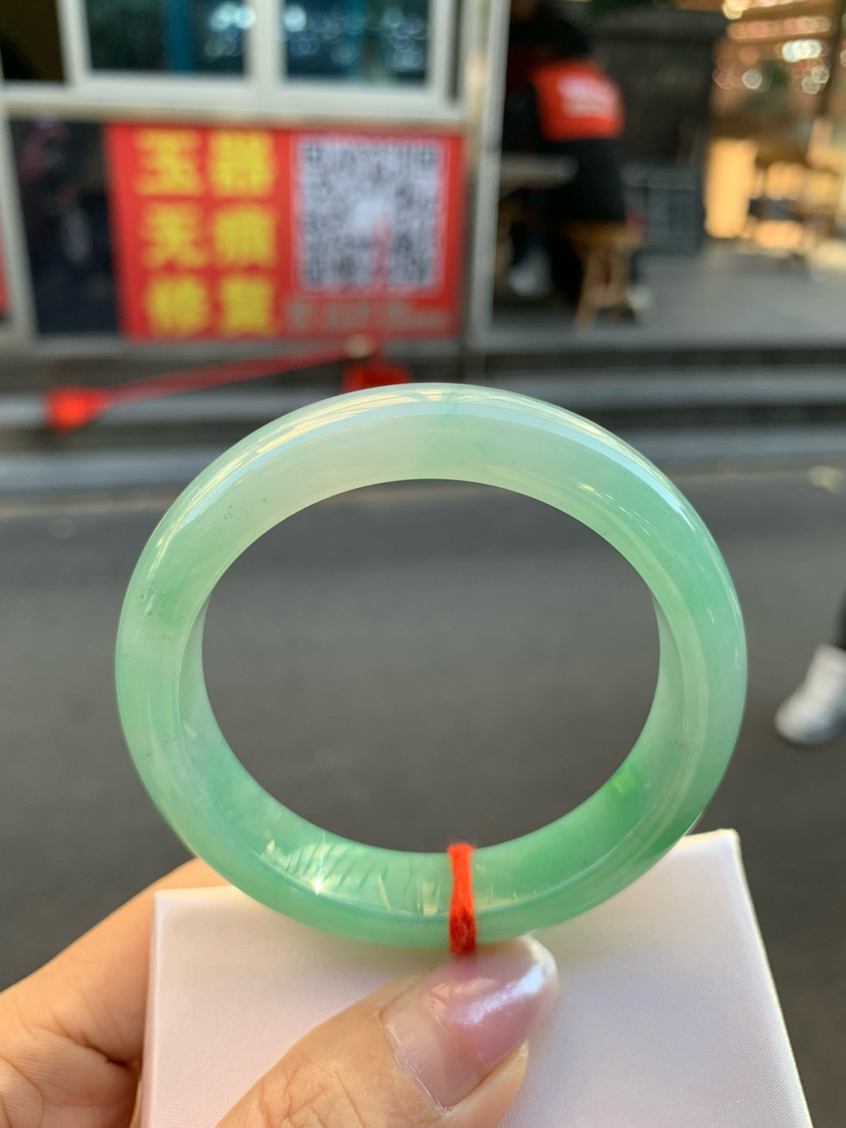 果绿正圈
52.8-7.9-12.1
1215-02X69
打灯细纹，不影响，底妆水润细腻，满圈果绿底色清爽 甜美，底妆有点矿点