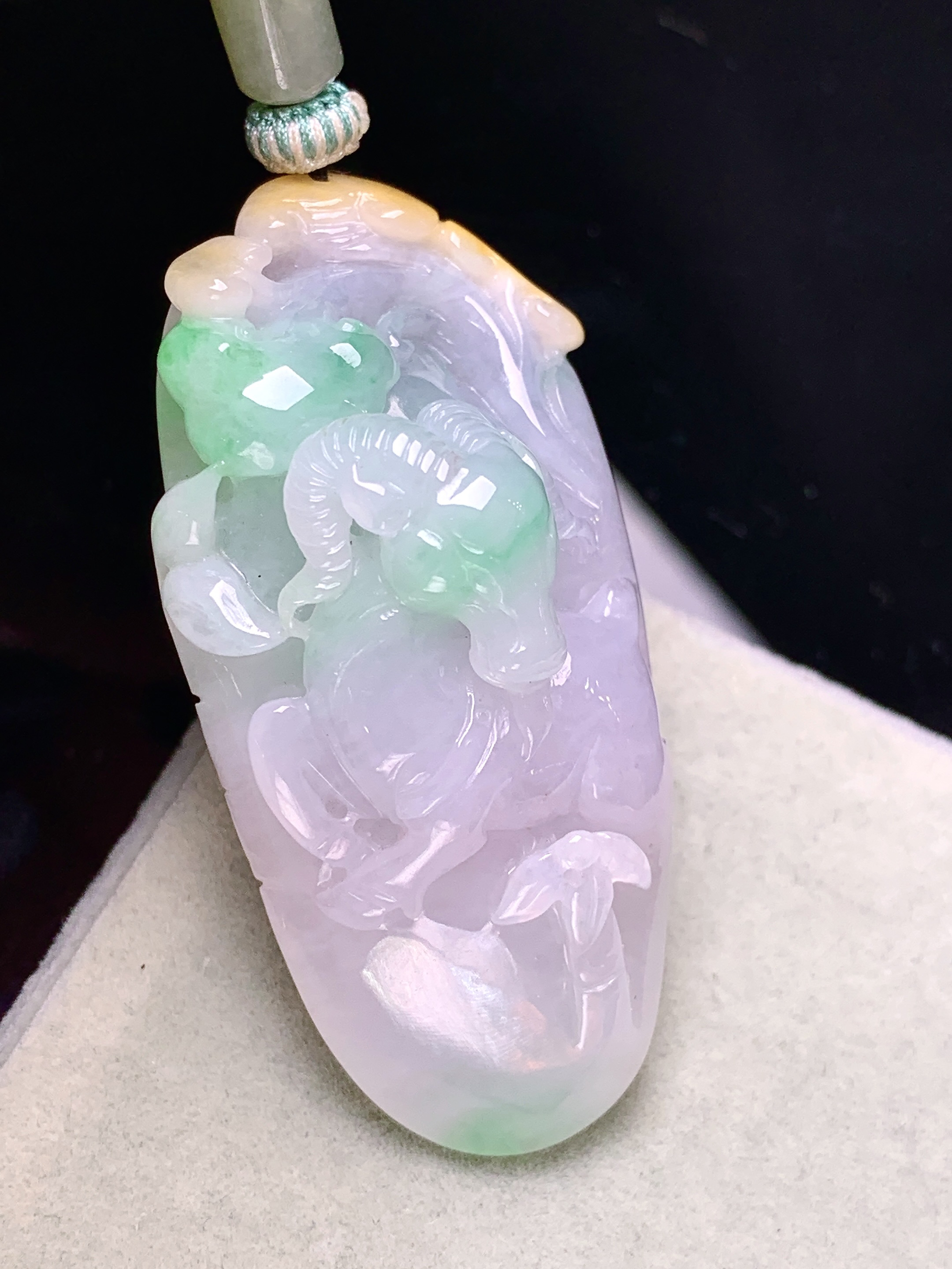飘黄绿翡生肖羊吊坠 玉质细腻 色泽艳丽清新 整体尺寸52.6*25.2*17.5 a5