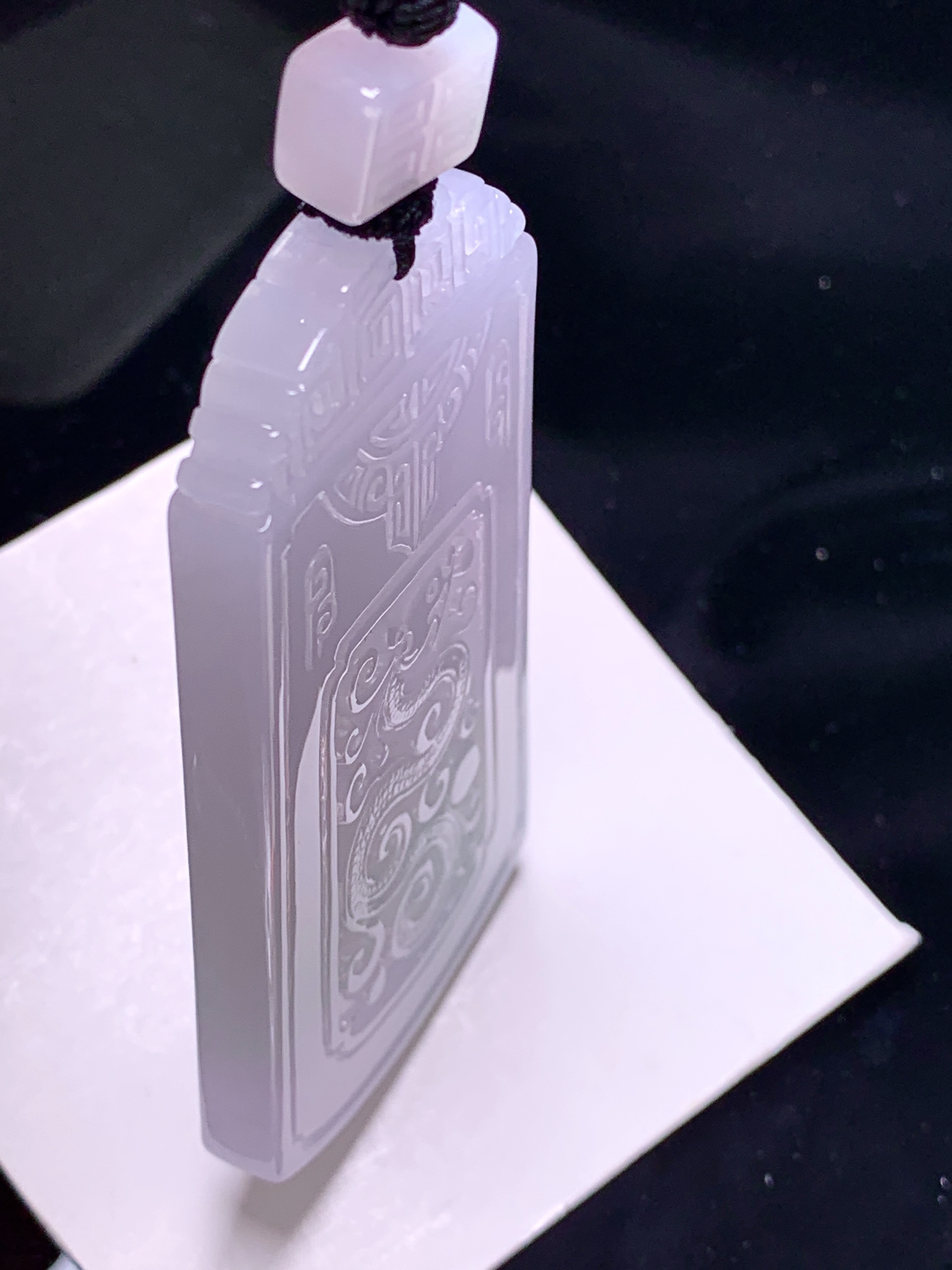 淡紫罗兰雕龙牌吊坠 玉质细腻 色泽艳丽清新 整体尺寸68.3*36.6*7.3 L1