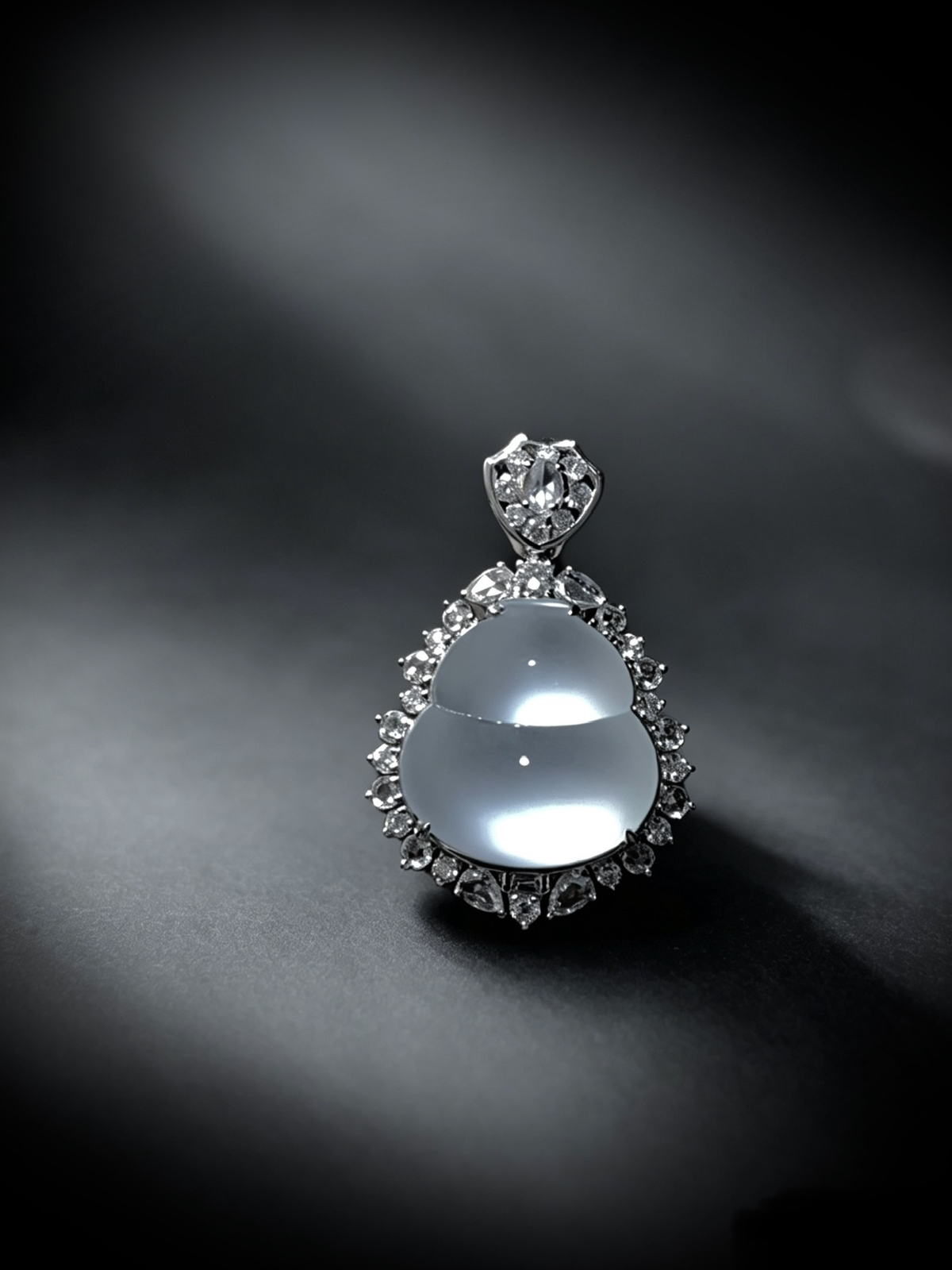 【福禄·葫芦】，茅台白高品质翡翠料子，
裸石14-13.5-4mm，
整体26.5-17.8-9.5m。4.56g，
18K金，南非钻，
