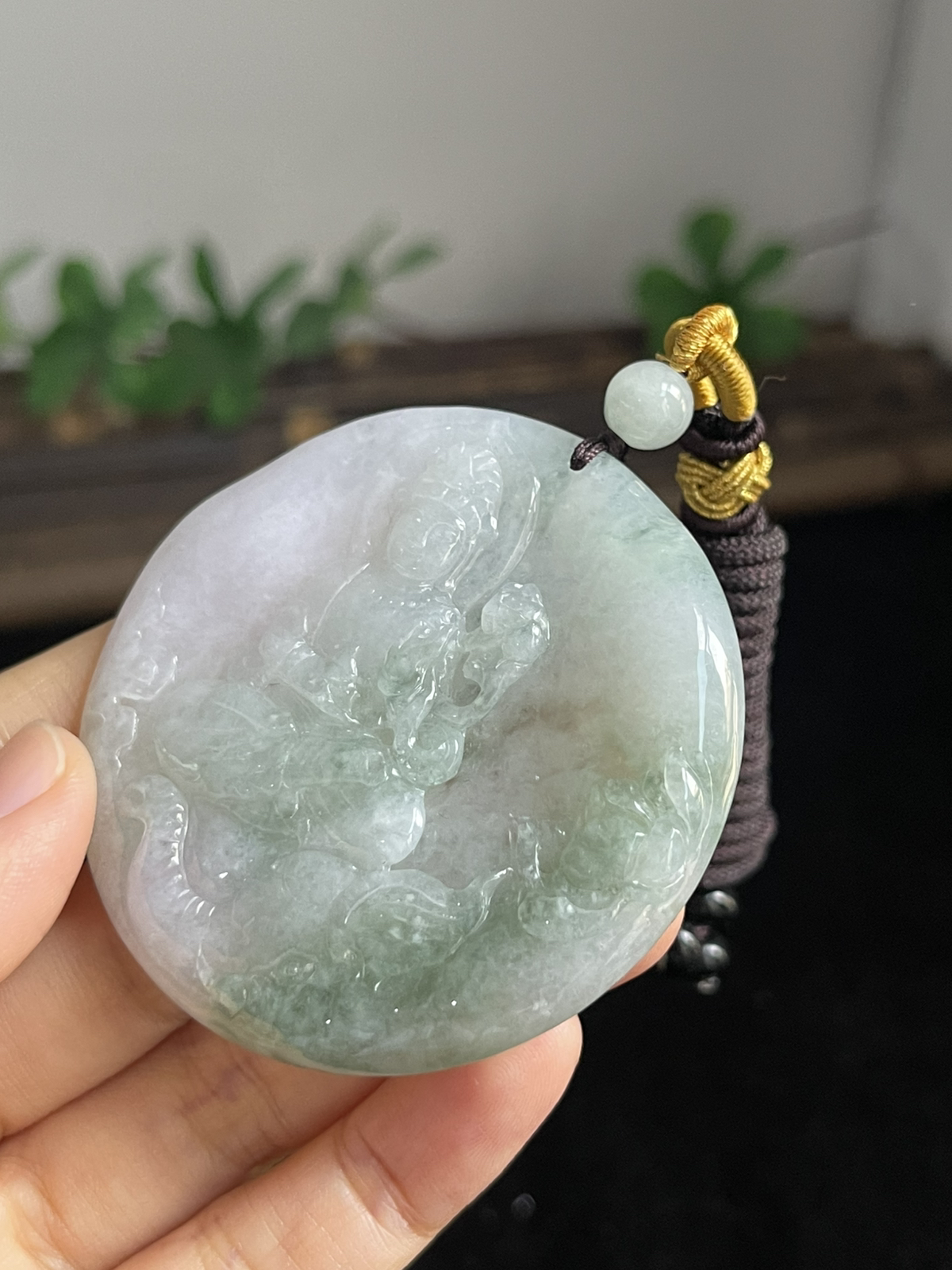 翡翠糯化种观音吊坠，配珠未测