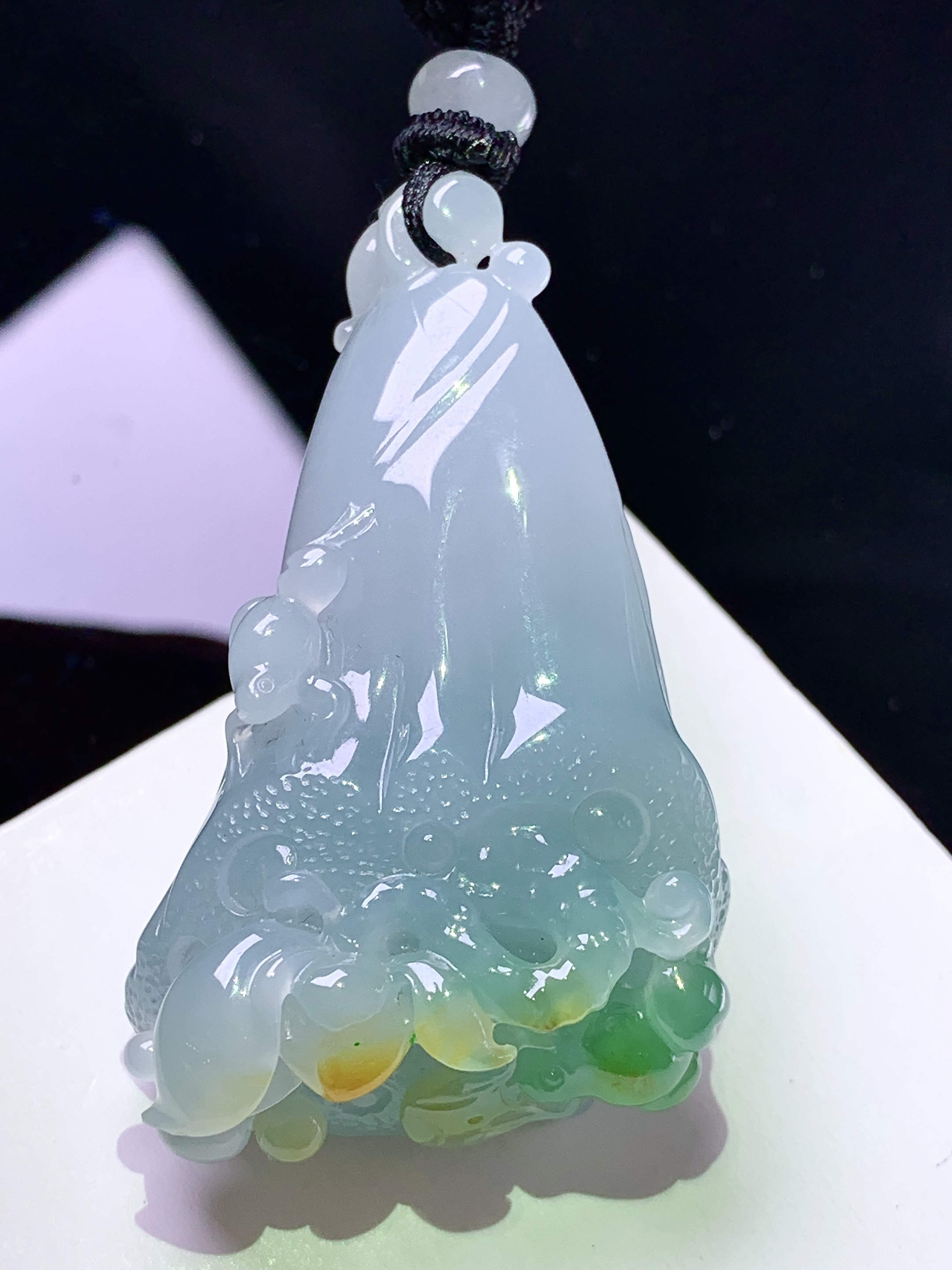 飘黄绿翡花件吊坠 玉质细腻 色泽艳丽清新 整体尺寸51.5*30.5*18.6 w1