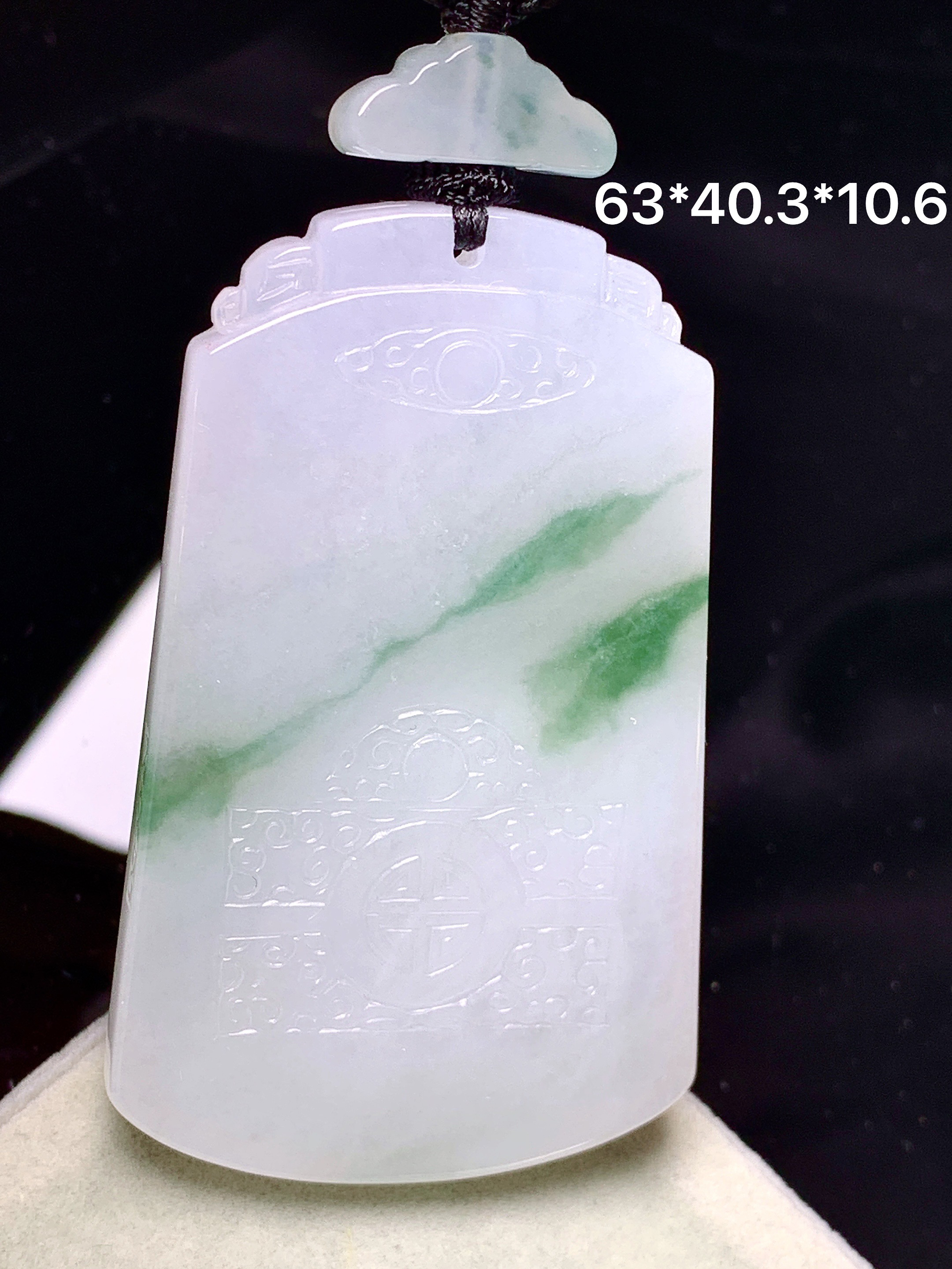 飘绿无事牌吊坠 玉质细腻 色泽艳丽清新 整体尺寸 63*40.3*10.6 L1