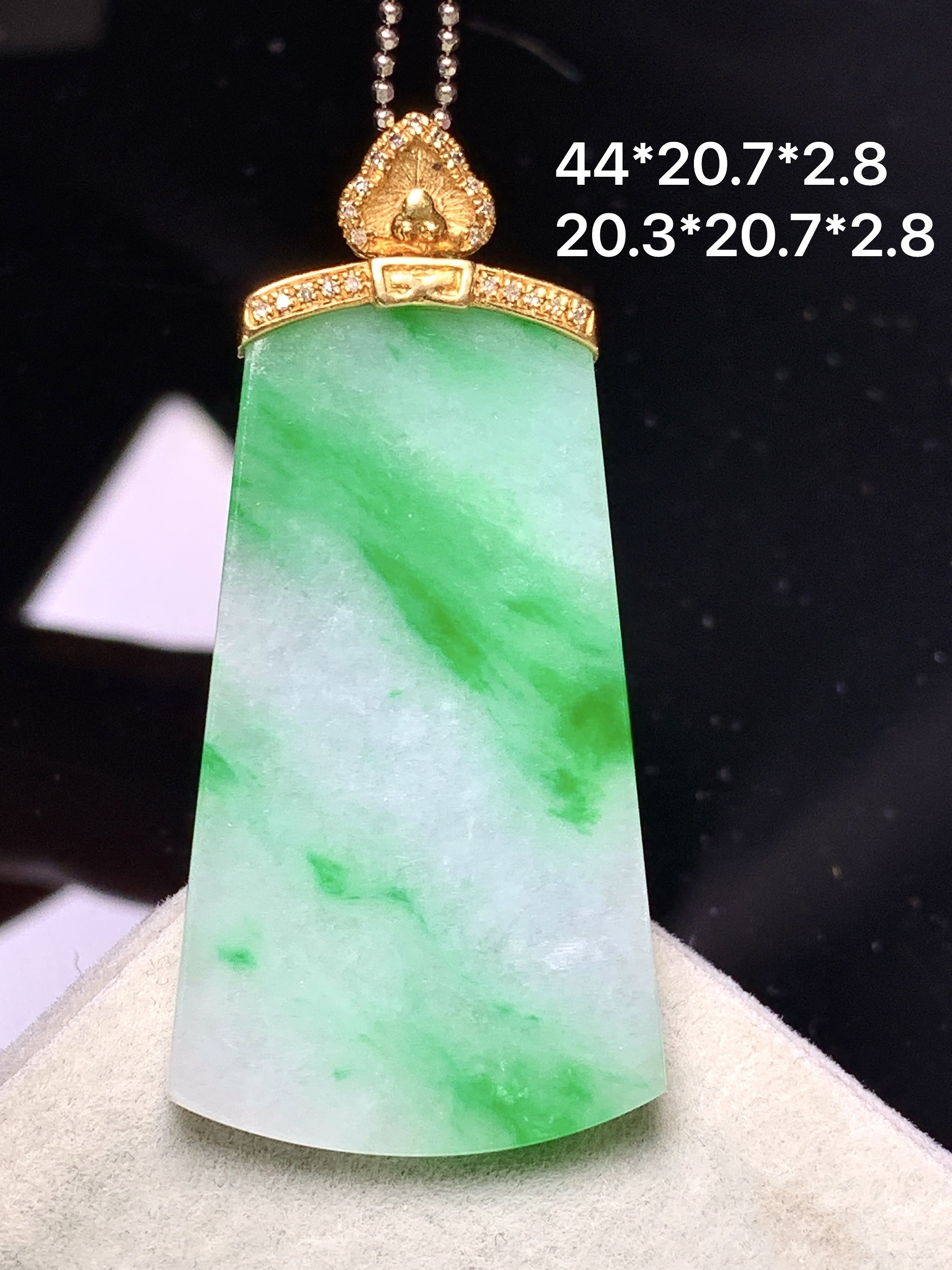 18金钻镶嵌飘绿无事牌吊坠 玉质细腻 色泽艳丽清新 整体尺寸44*20.7*2.8 z1