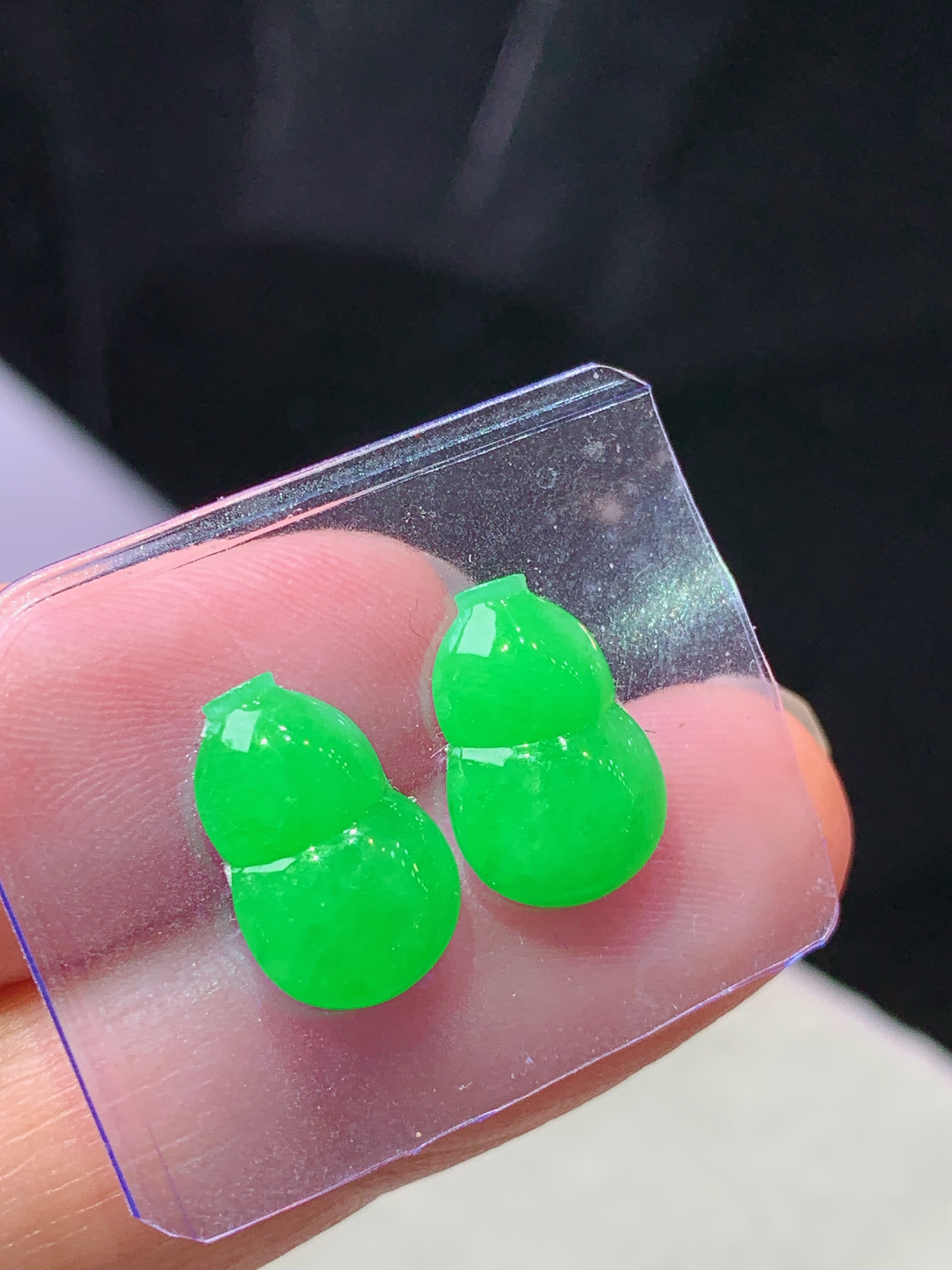 镶嵌款 阳绿葫芦吊坠 玉质细腻 色泽艳丽清新 整体尺寸12.3*8.2*3.3 a4