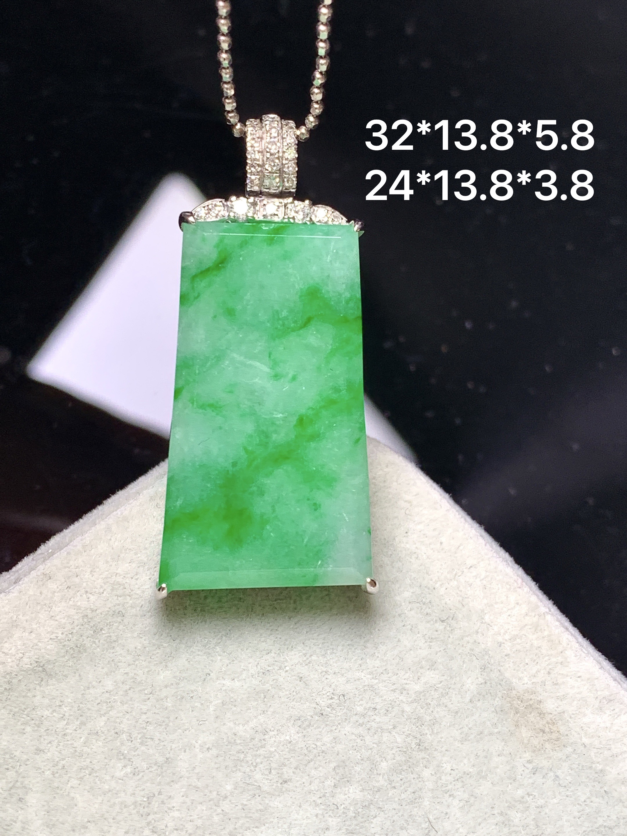 18金钻镶嵌飘绿无事牌吊坠 玉质细腻 色泽艳丽清新 整体尺寸32*13.8*5.8 z1