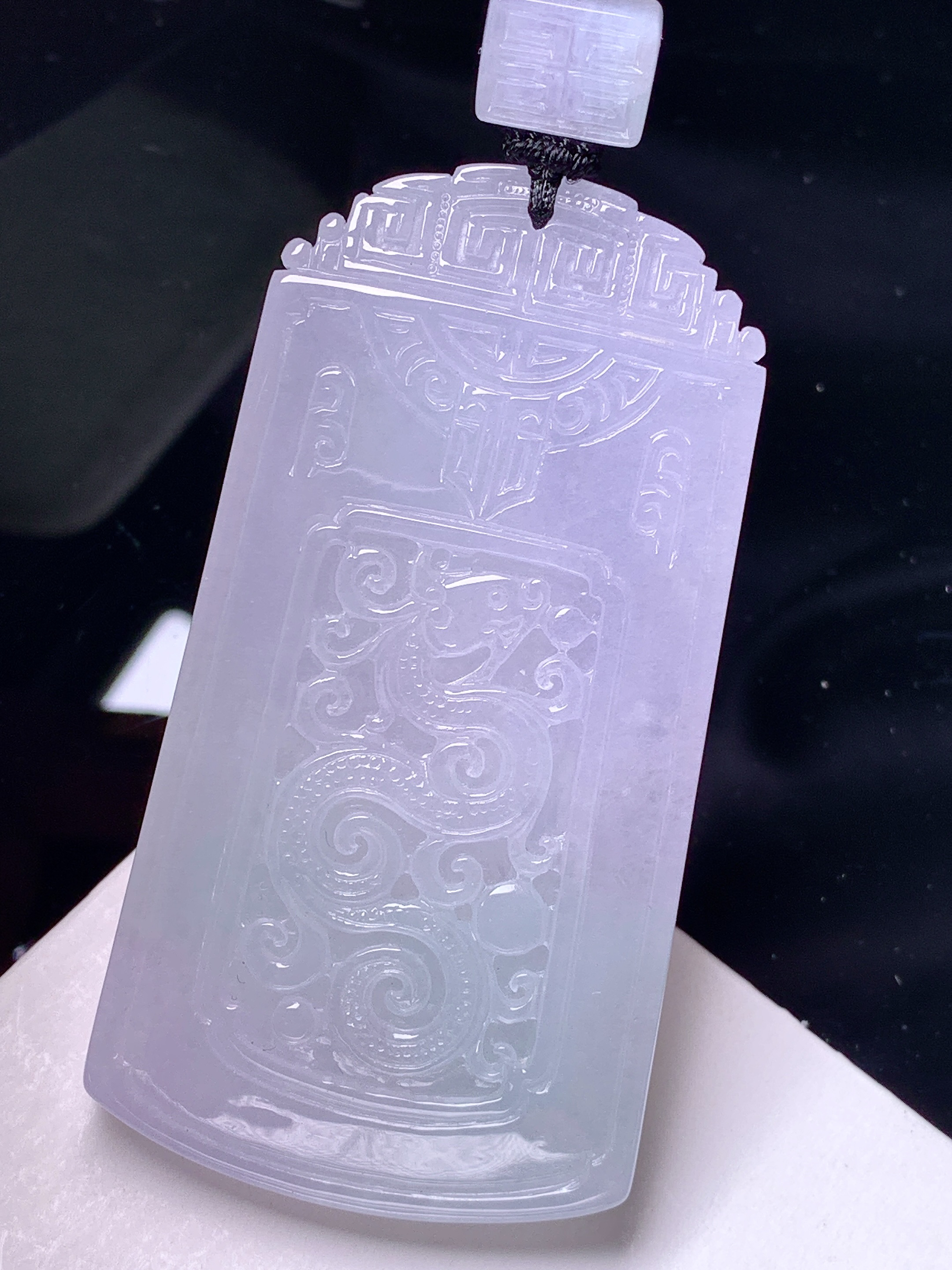 淡紫罗兰雕龙牌吊坠 玉质细腻 色泽艳丽清新 整体尺寸68.3*36.6*7.3 L1
