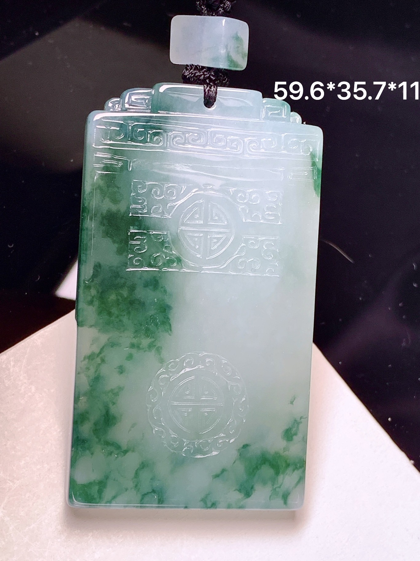 飘绿无事牌吊坠 玉质细腻 色泽艳丽清新 整体尺寸59.6*35.7*11 L1