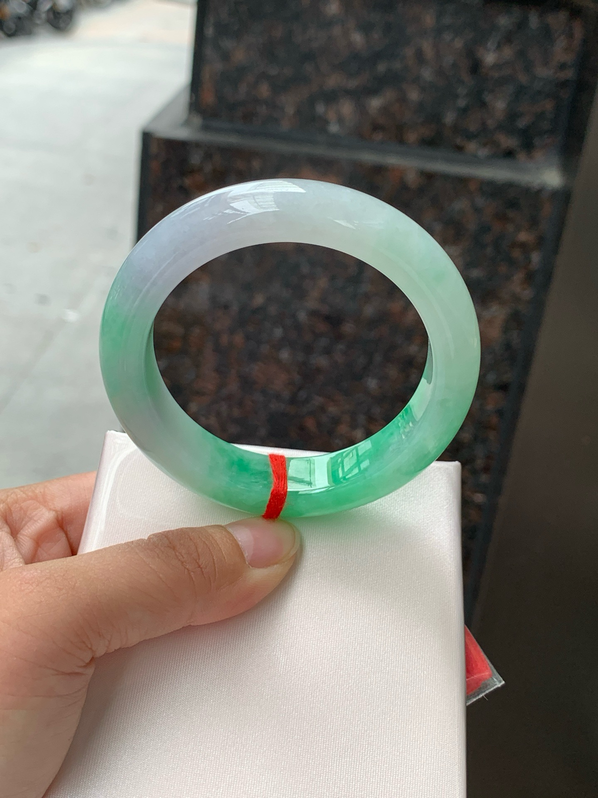 飘绿正圈
52.6-12.6-9
0611-28543
打灯细纹，晴水底色清透如月光，几抹甜绿飘色灵动飘逸，像春日林间的溪水，清润又治愈。