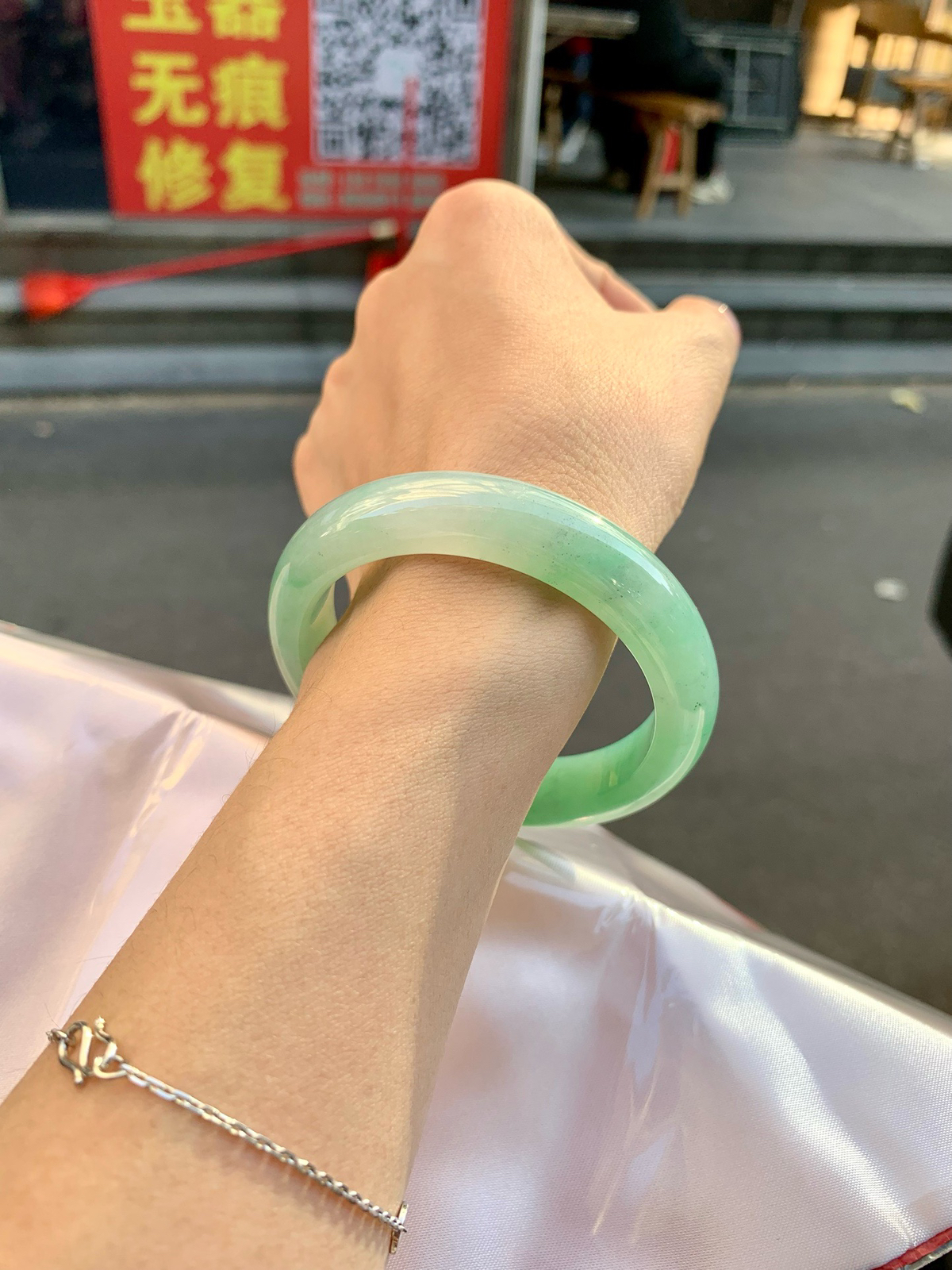 果绿正圈
52.8-7.9-12.1
1215-02X69
打灯细纹，不影响，底妆水润细腻，满圈果绿底色清爽 甜美，底妆有点矿点