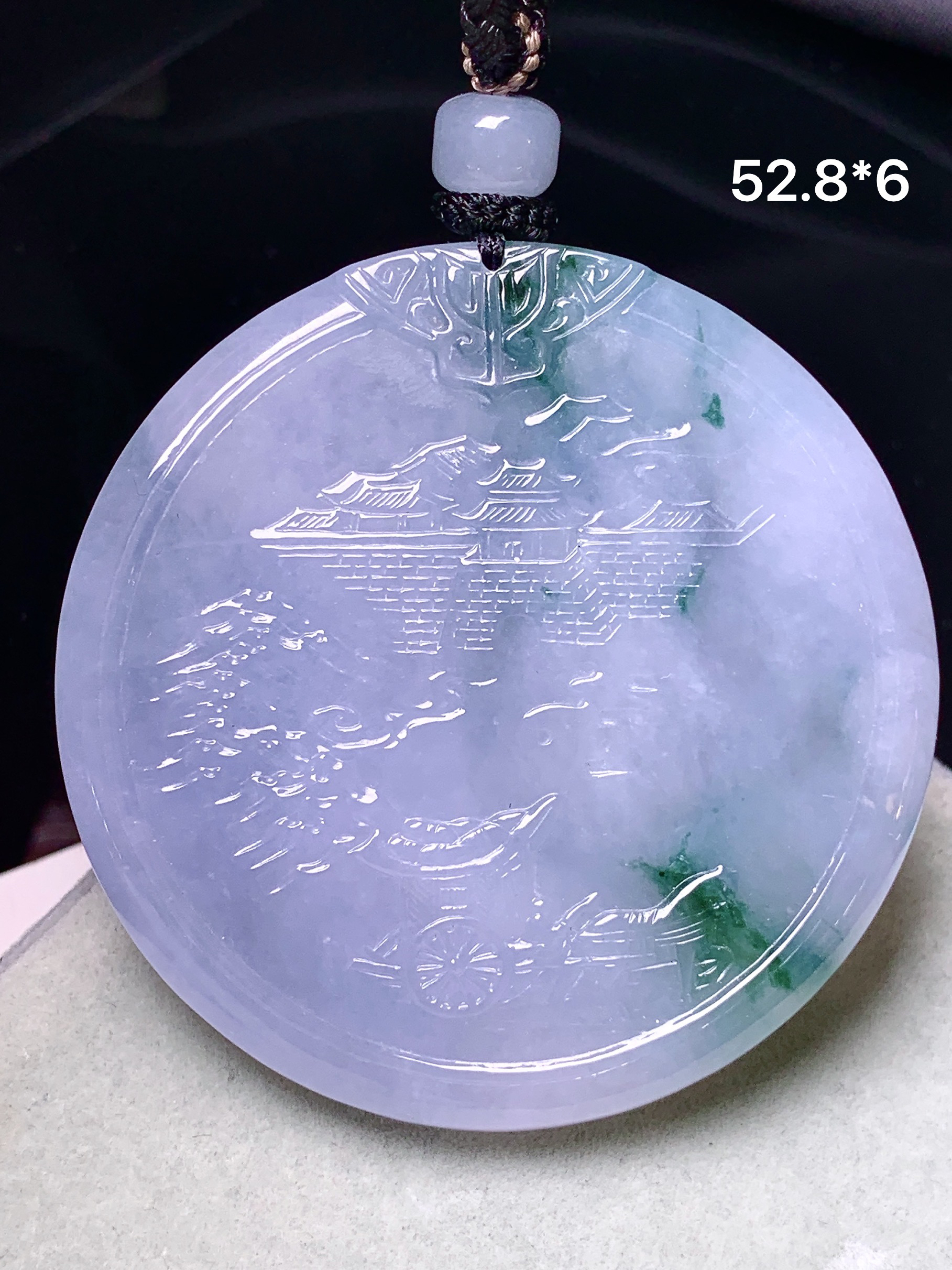 紫罗兰飘绿山水圆牌吊坠 玉质细腻 色泽艳丽清新 整体尺寸52.8*6 a2