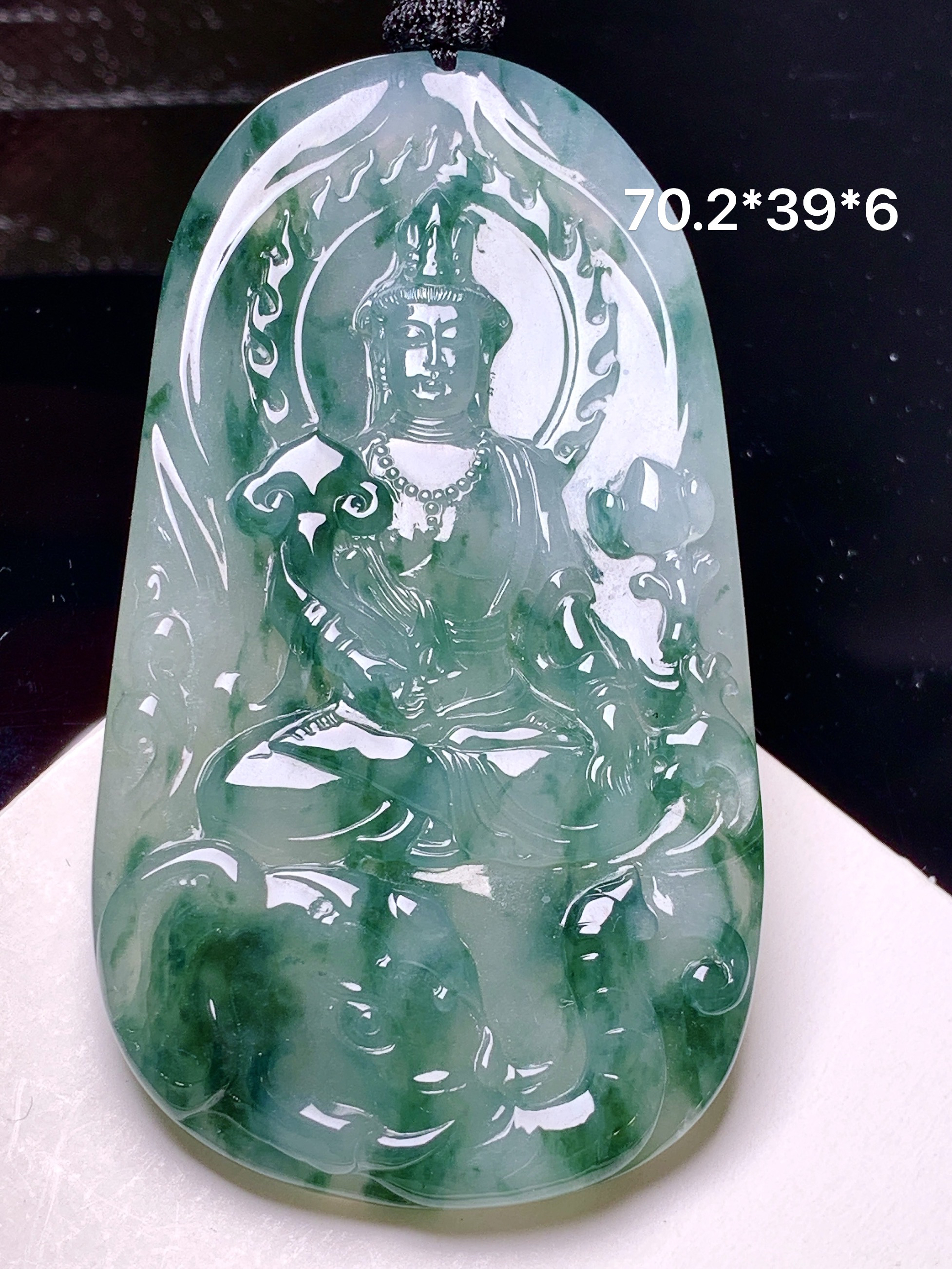 飘绿观音菩萨吊坠 玉质细腻 色泽艳丽清新 整体尺寸70.2*39*6 a2
