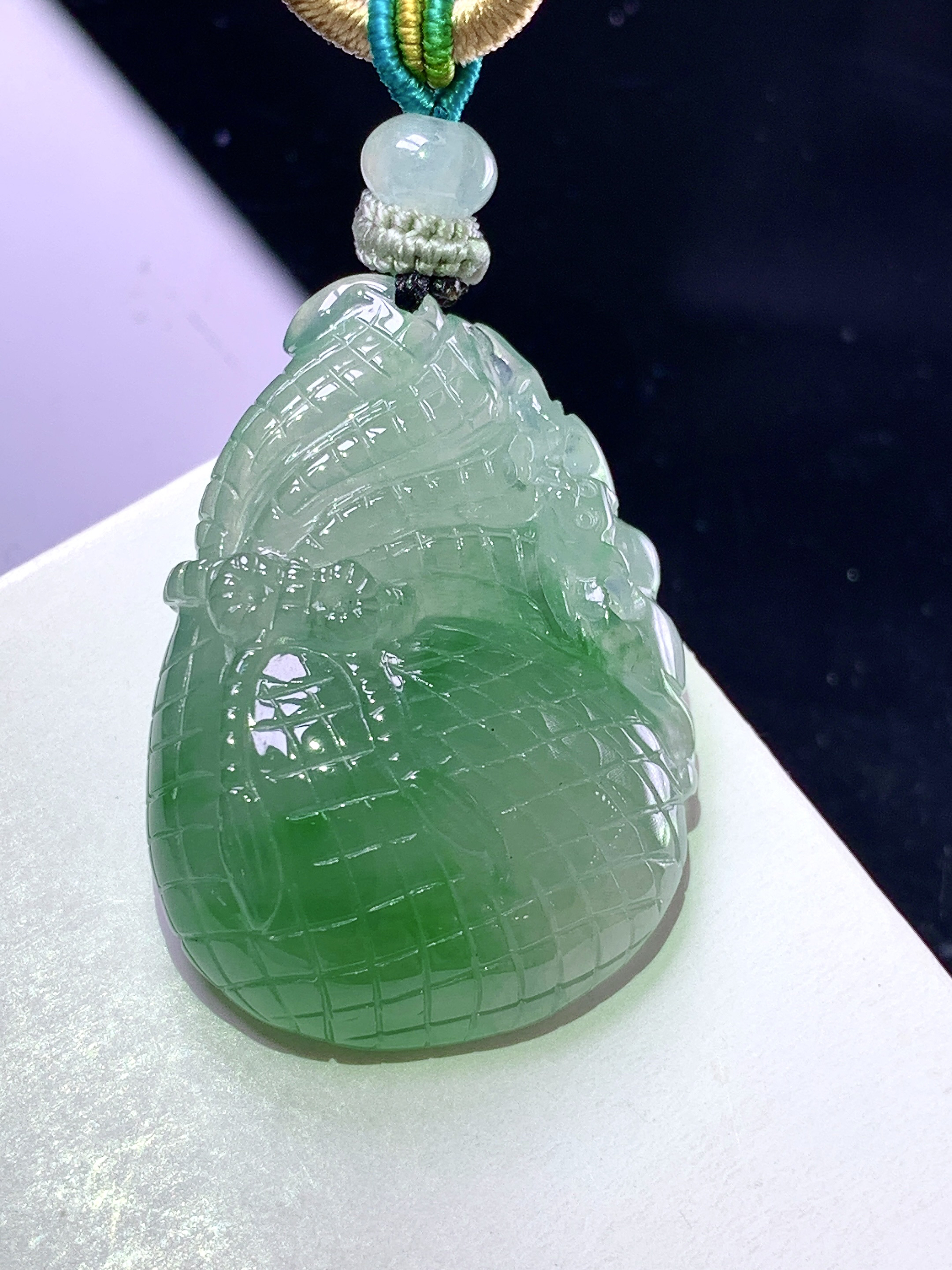 飘绿钱袋吊坠 玉质细腻 色泽艳丽清新 整体尺寸30.3*22.3*8.8 w1