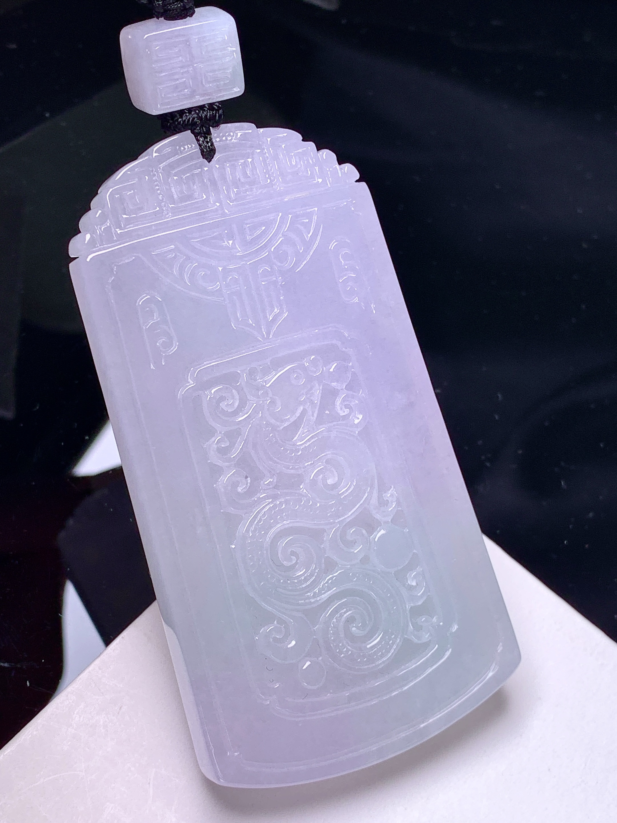 淡紫罗兰雕龙牌吊坠 玉质细腻 色泽艳丽清新 整体尺寸68.3*36.6*7.3 L1