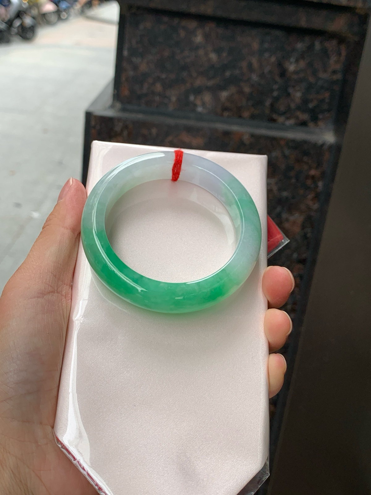 飘绿正圈
52.6-12.6-9
0611-28543
打灯细纹，晴水底色清透如月光，几抹甜绿飘色灵动飘逸，像春日林间的溪水，清润又治愈。